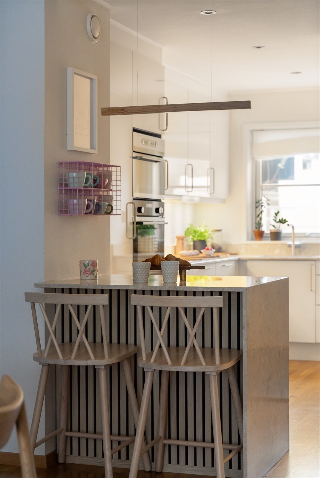 Praktisk kjøkkenøy med sitteplasser. Kjøkkenøy fra IKEA ble montert i 2024. Galleribilde