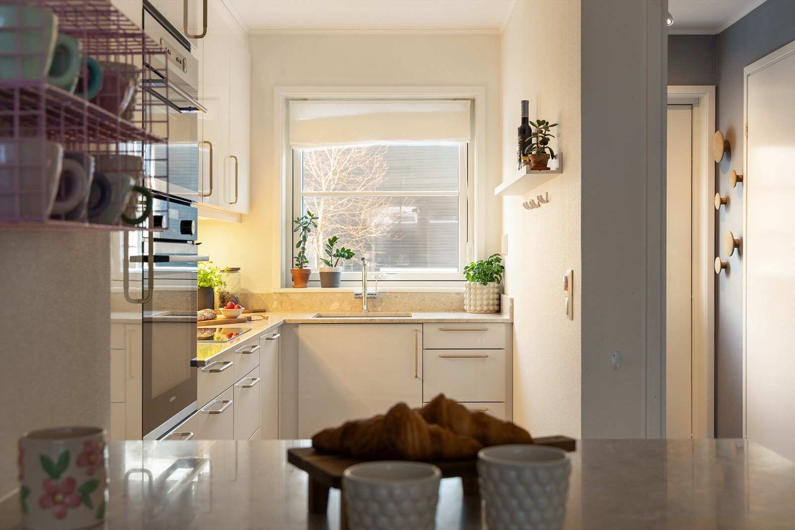 Lekkert og innbydende kjøkken med eksklusive materialvalg. Galleribilde