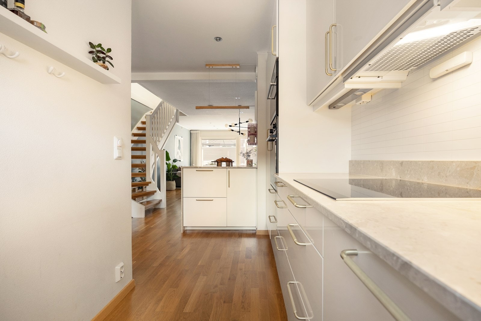 Benkeplate i kompositt fra 2024. Platetopp, kjøleskap og stekeovn ble byttet i 2023. Galleribilde