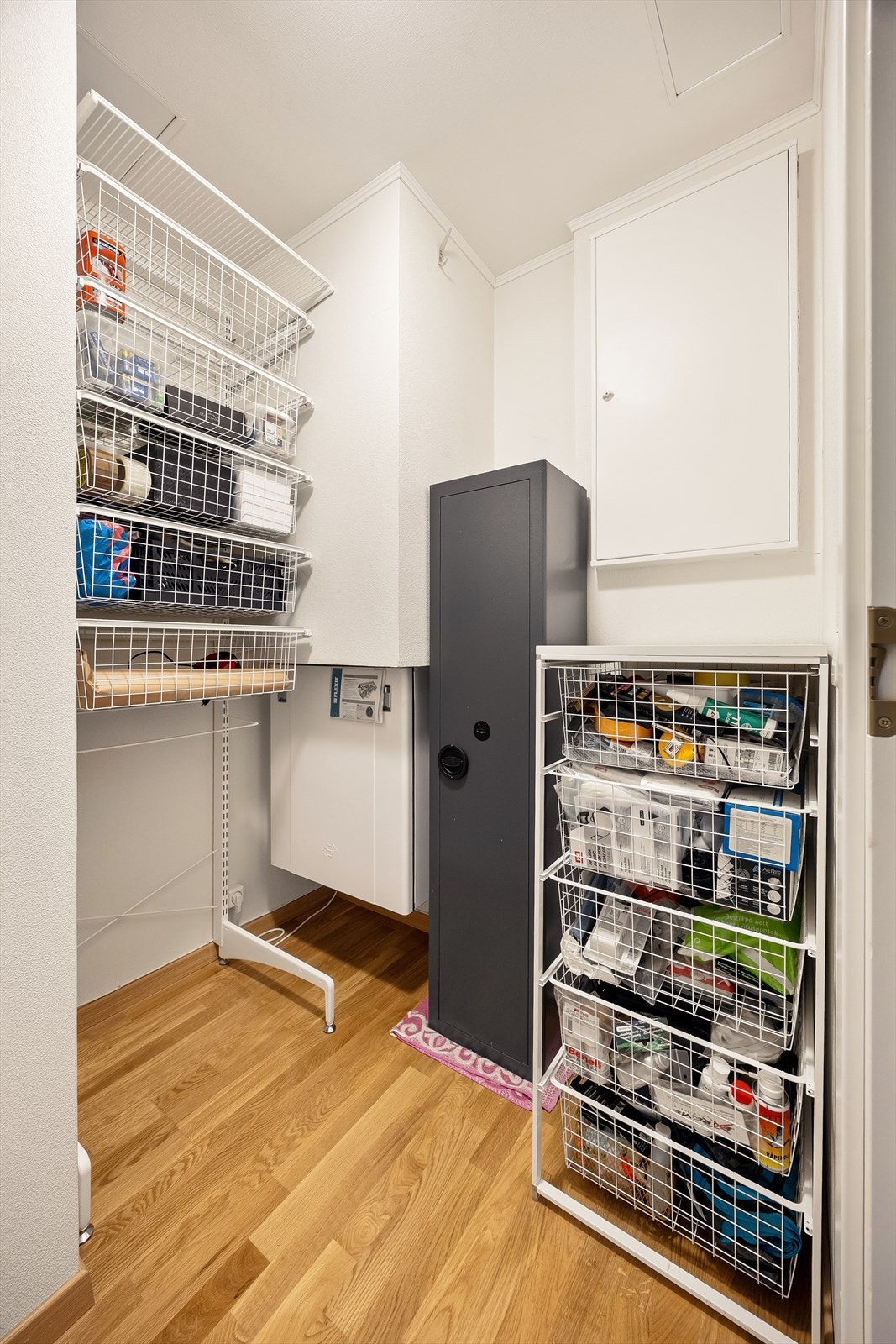 Praktisk, innvendig bod med mye oppbevaringsplass. Galleribilde