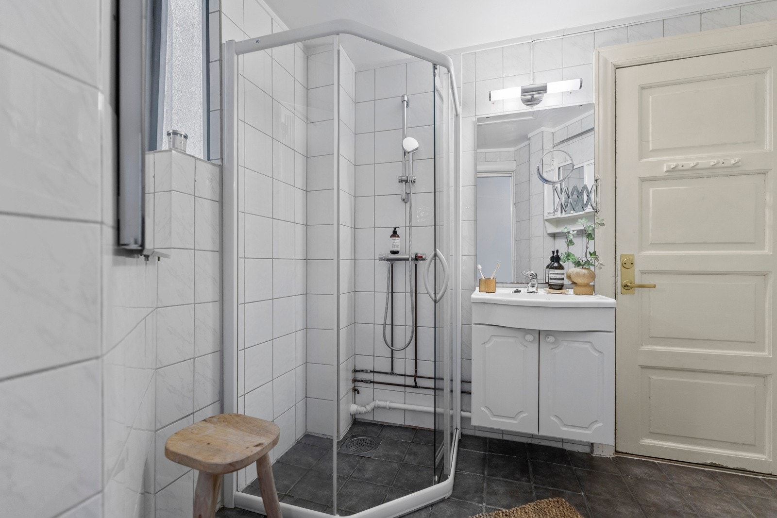 Rommet er innredet med dusj, servant med skap under for praktisk oppbevaring, samt speilskap som gir både oppbevaringsplass og god orden. Galleribilde