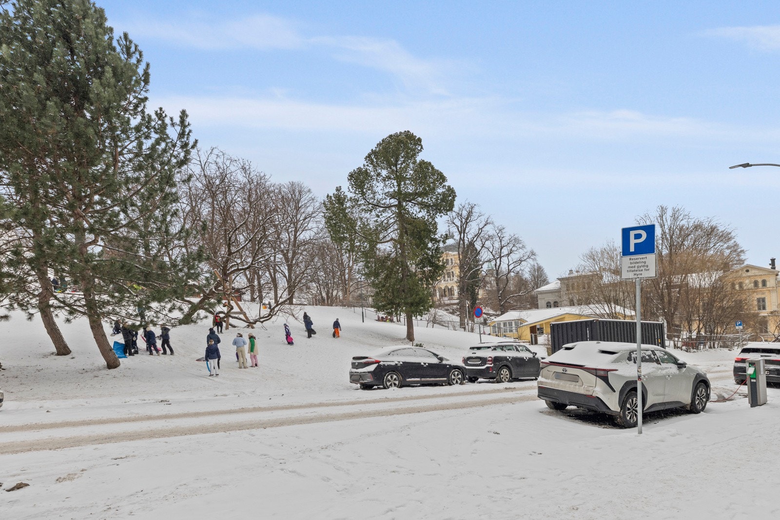 Leiligheten ligger i umiddelbar nærhet til Uranienborgparken. Galleribilde