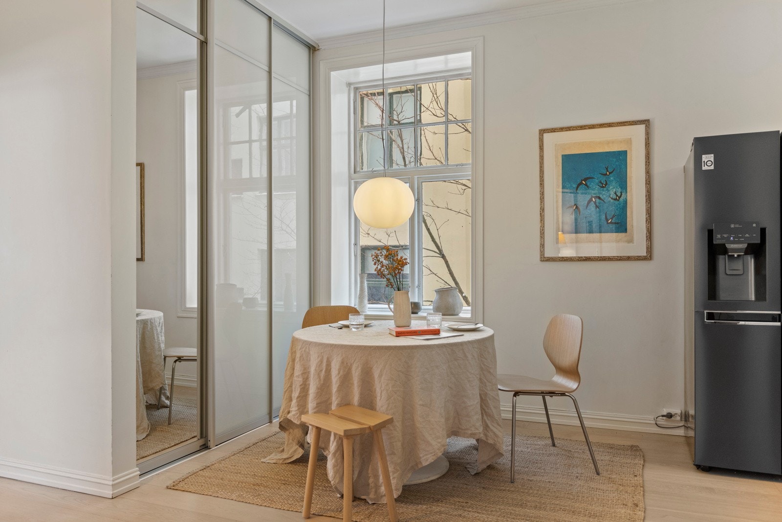 Spiseplass i tilknytning til kjøkkenet er praktisk og gir en naturlig og funksjonell flyt i boligen. Galleribilde