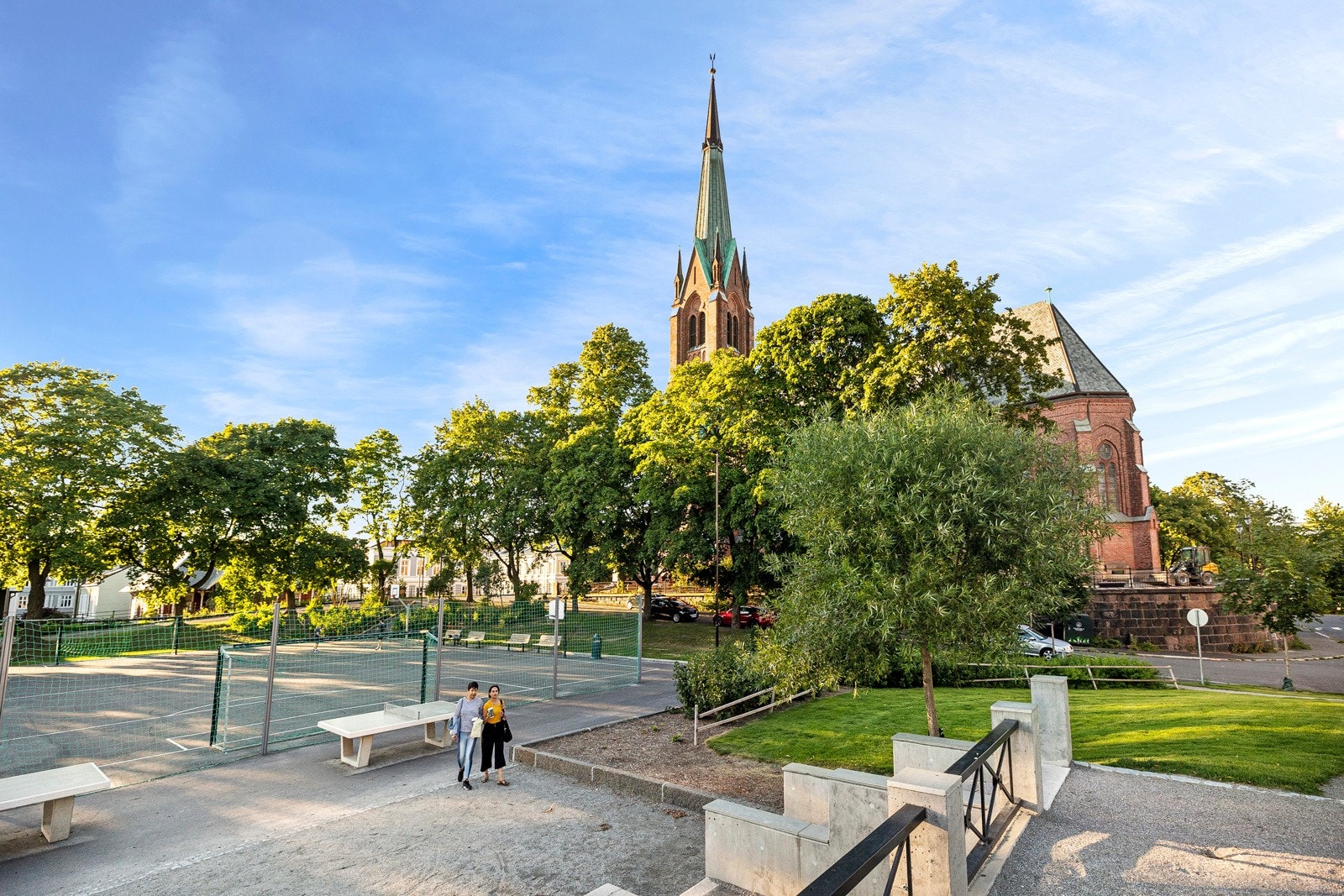 Lekeplass med bordtennis, fotball og basket rett bak kirken ("ballplassen"), lekestativer i skolegården. Galleribilde