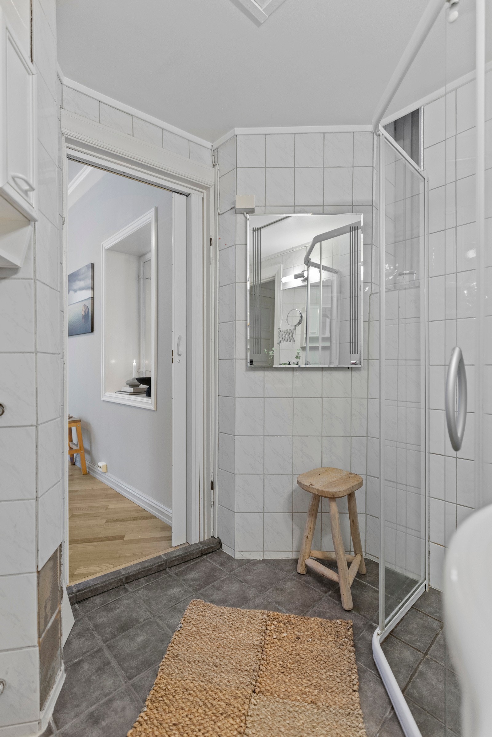 Badet er eldre, men funksjonelt, med flislagte overflater som gir et tidløst uttrykk Galleribilde