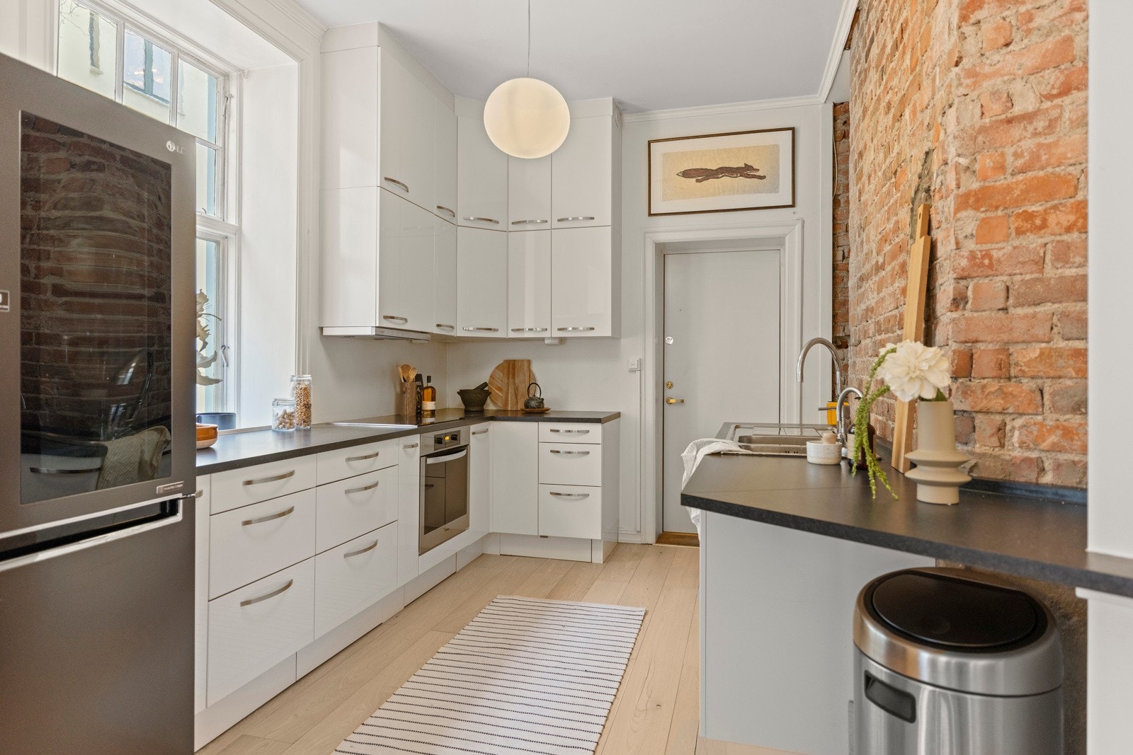 HTH innredning med glatte fronter, laminat benkeplate, Quooker varmtvann og ventilator med kullfilter. Galleribilde