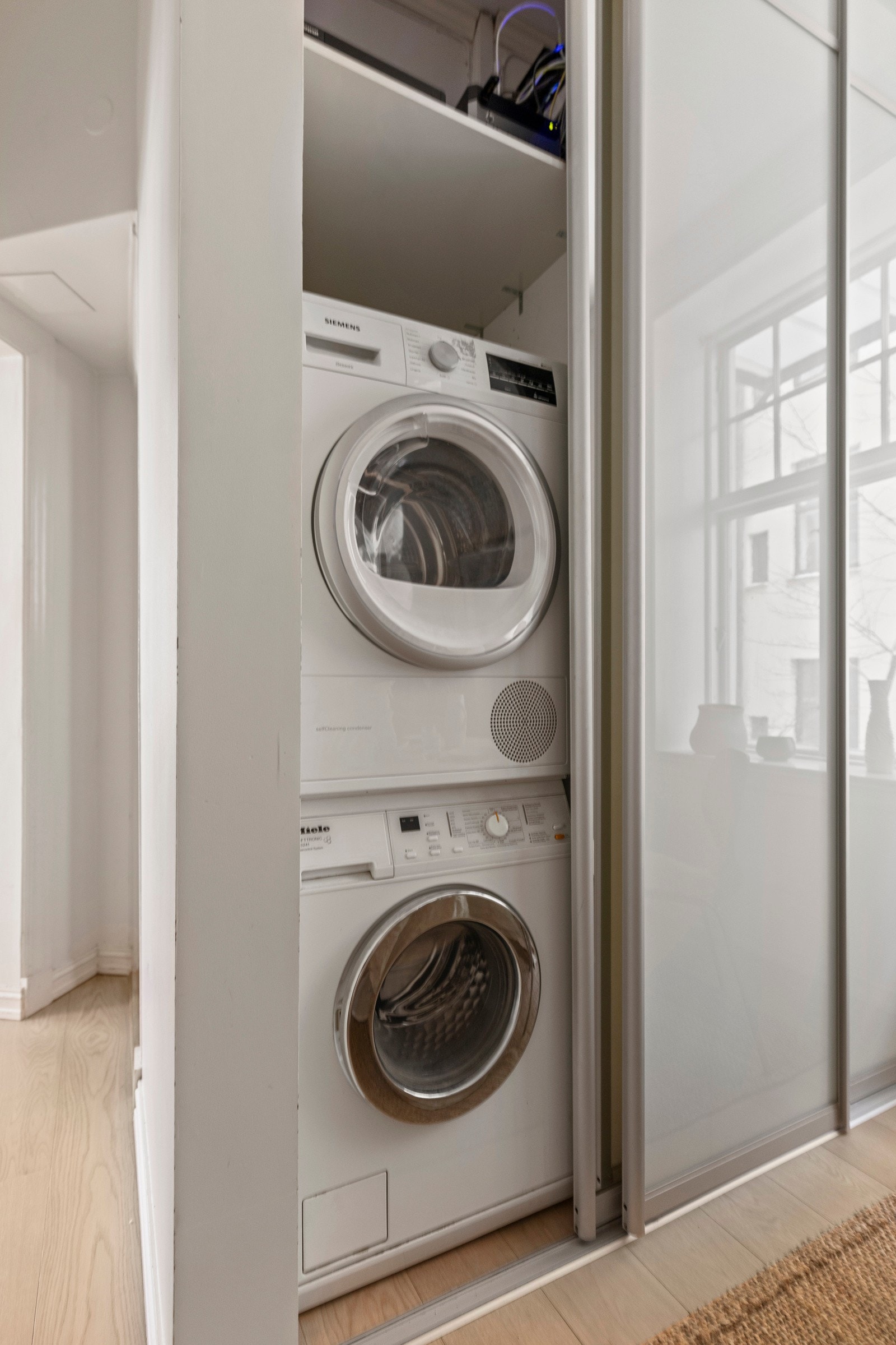 Det er montert vaskemaskin, tørketrommel og varmtvannsbereder i skap. Galleribilde