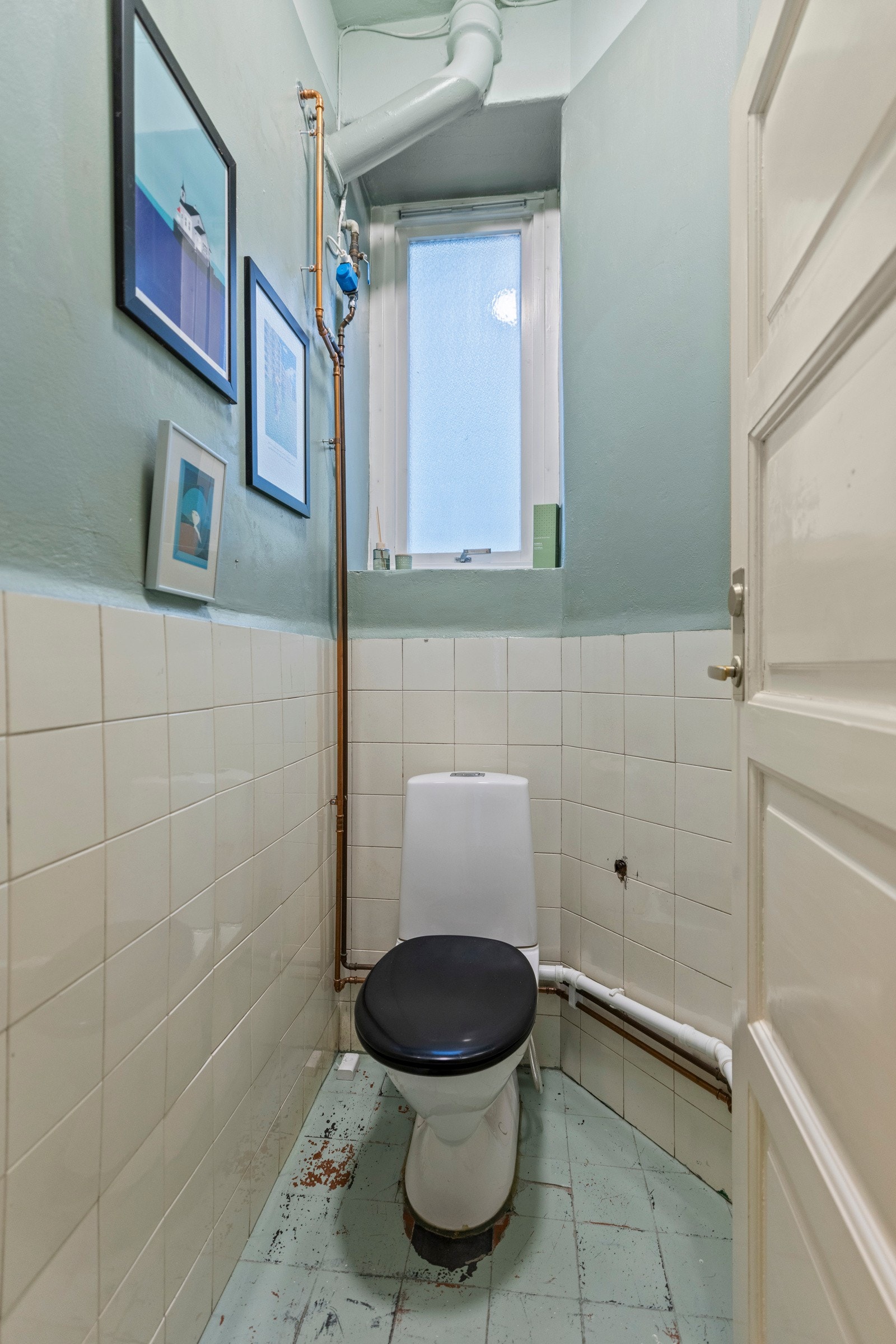 Praktisk, separat toalettrom med flis på gulv og delvis på vegg. Galleribilde