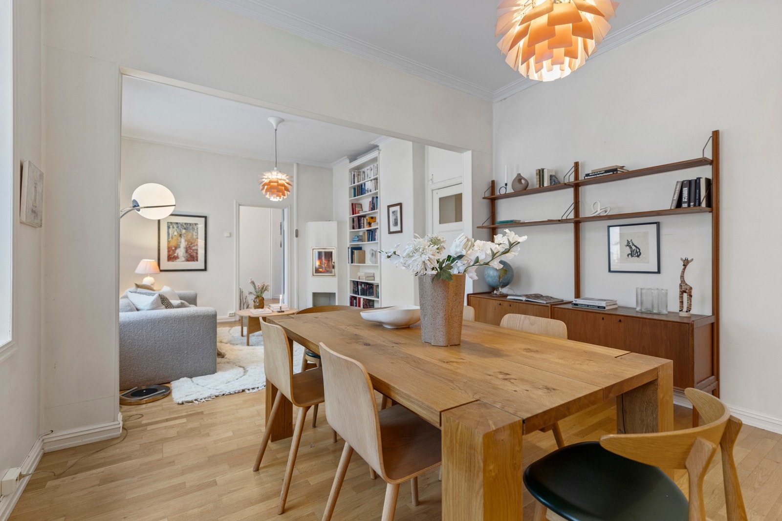 Den romslige planløsningen gir god plass til både en komfortabel sofagruppe og en egen spisestue. Galleribilde