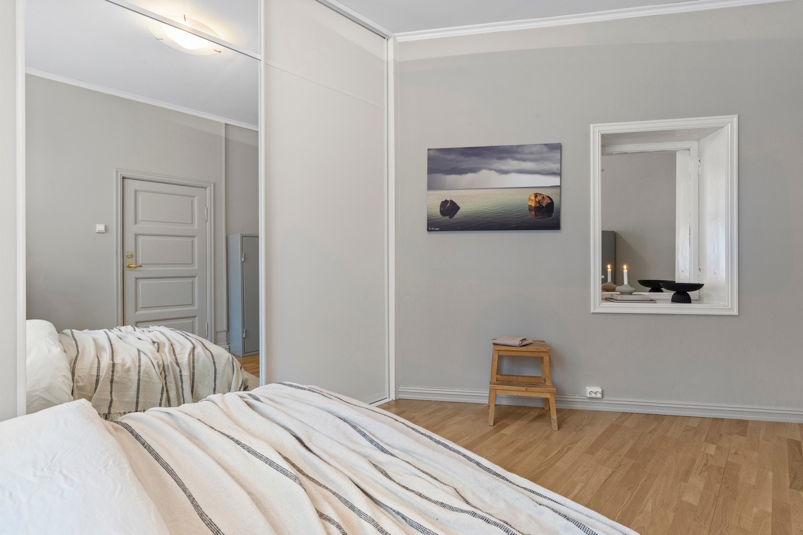 Et komfortabelt og funksjonelt soverom med gode innredningsmuligheter. Galleribilde