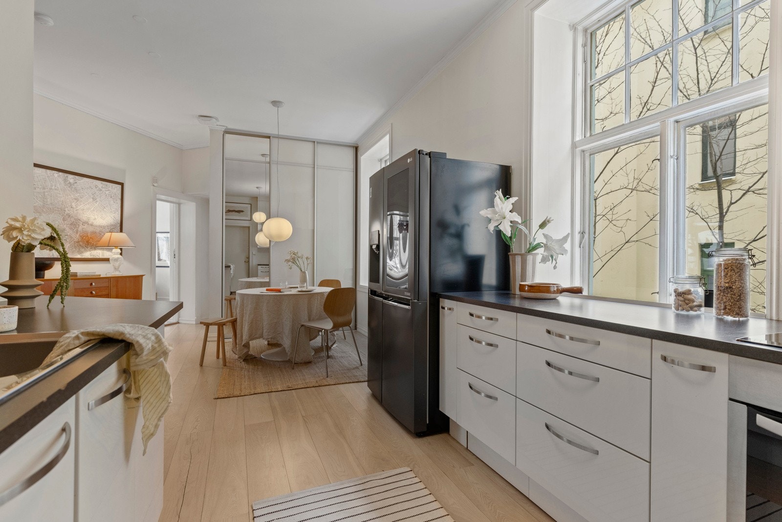 Kjøkkenet fremstår som stilrent og gjennomført, med moderne innredning og gode arbeidsflater. Her ligger alt til rette for kokkelering til hverdag og fest. Galleribilde