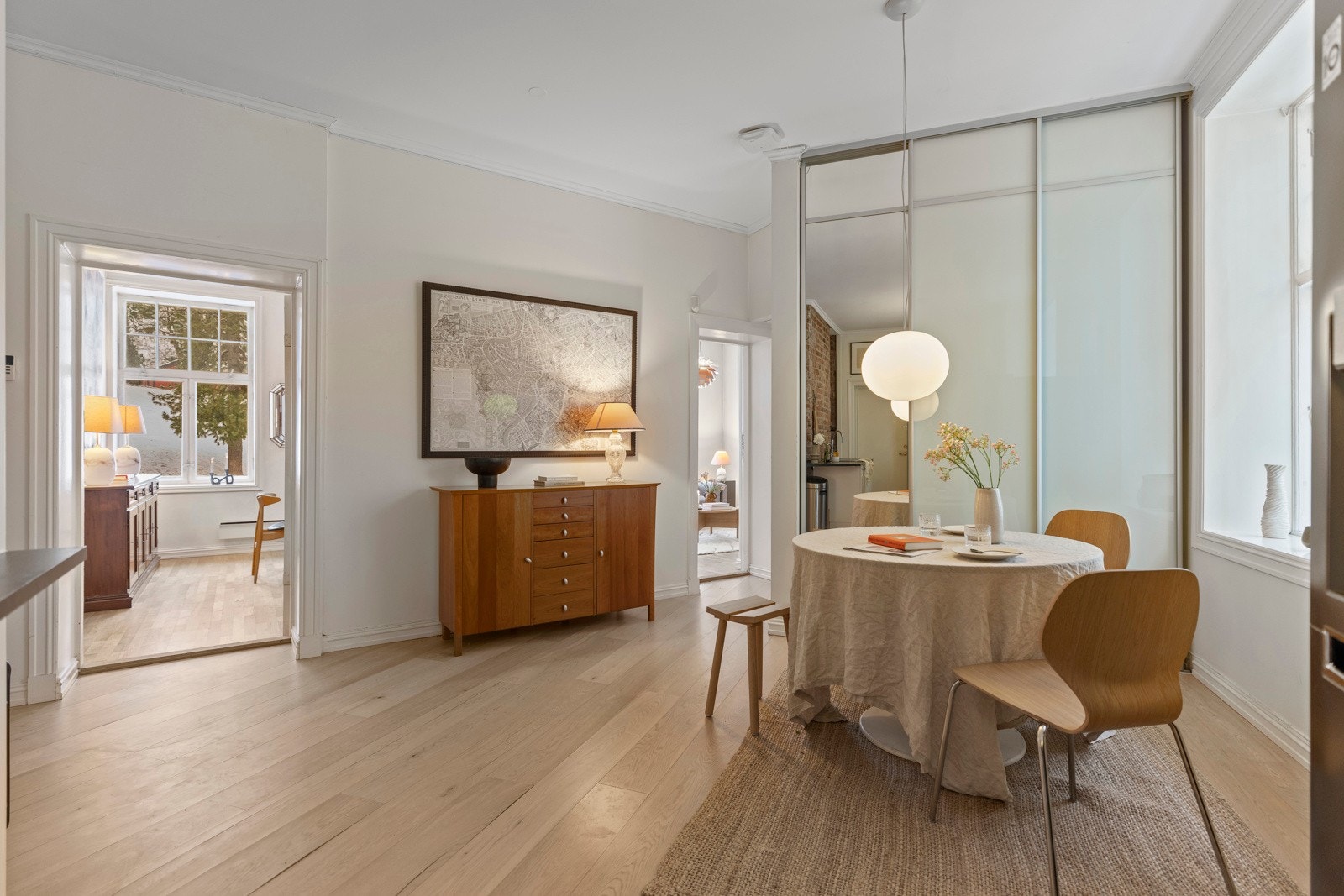 Skyvedørsgarderobe med speilfronter gir gode oppbevaringsmuligheter og reflekterer lyset i den allerede lyse leiligheten. Galleribilde