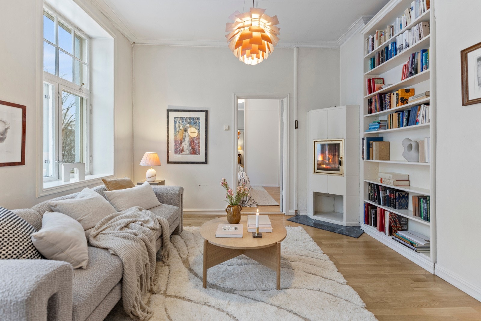 Stuen fremstår som et stort og imponerende oppholdsrom med en lys og luftig atmosfære. Galleribilde