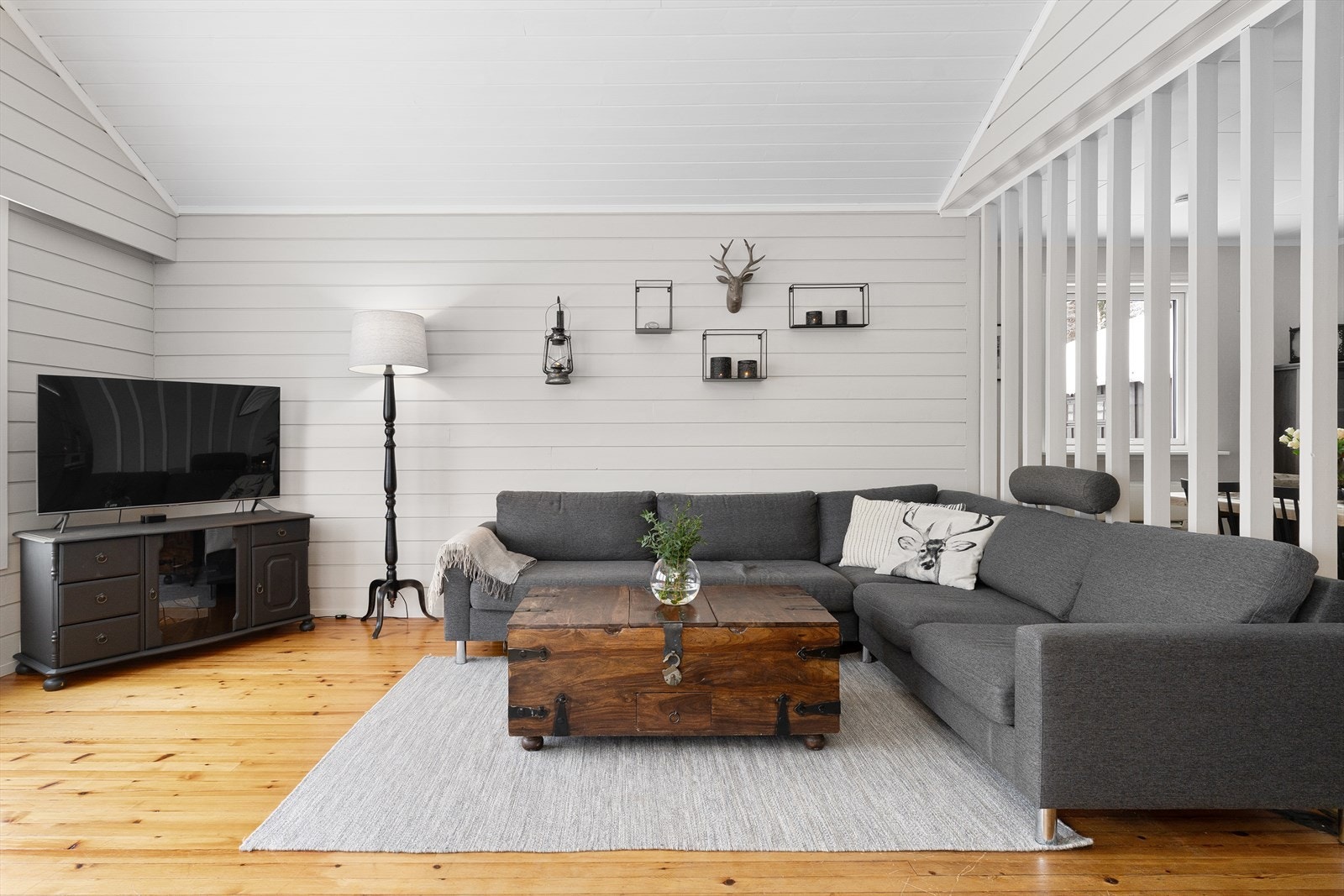 Det åpne uttrykket og de gjennomgående tregulvene bidrar til en behagelig og harmonisk helhet. Galleribilde