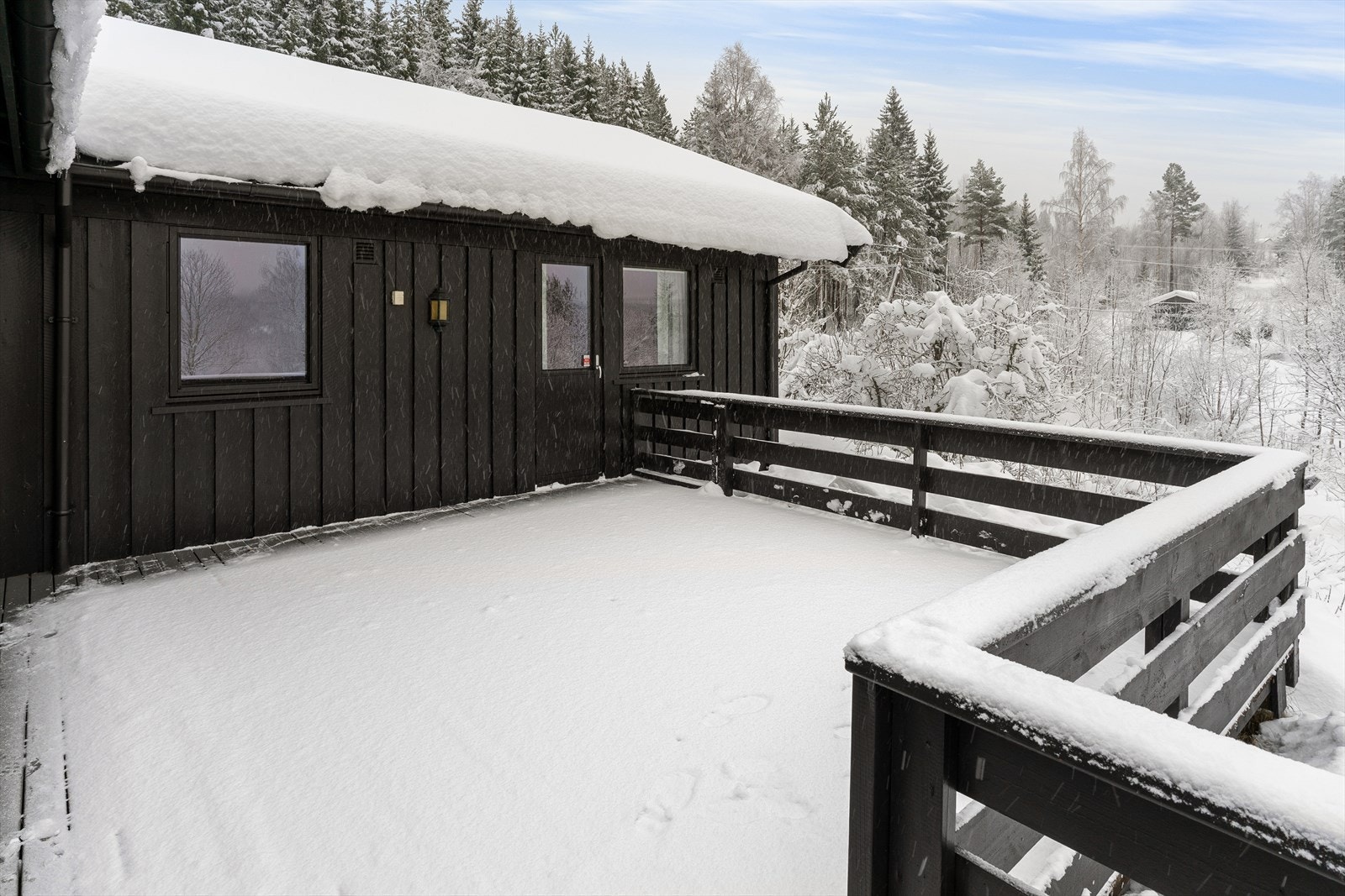 Fra stuen er det utgang til en hygglig terrasse som ligger skjermet til og det er fin utsikt utover nærområdet. Galleribilde