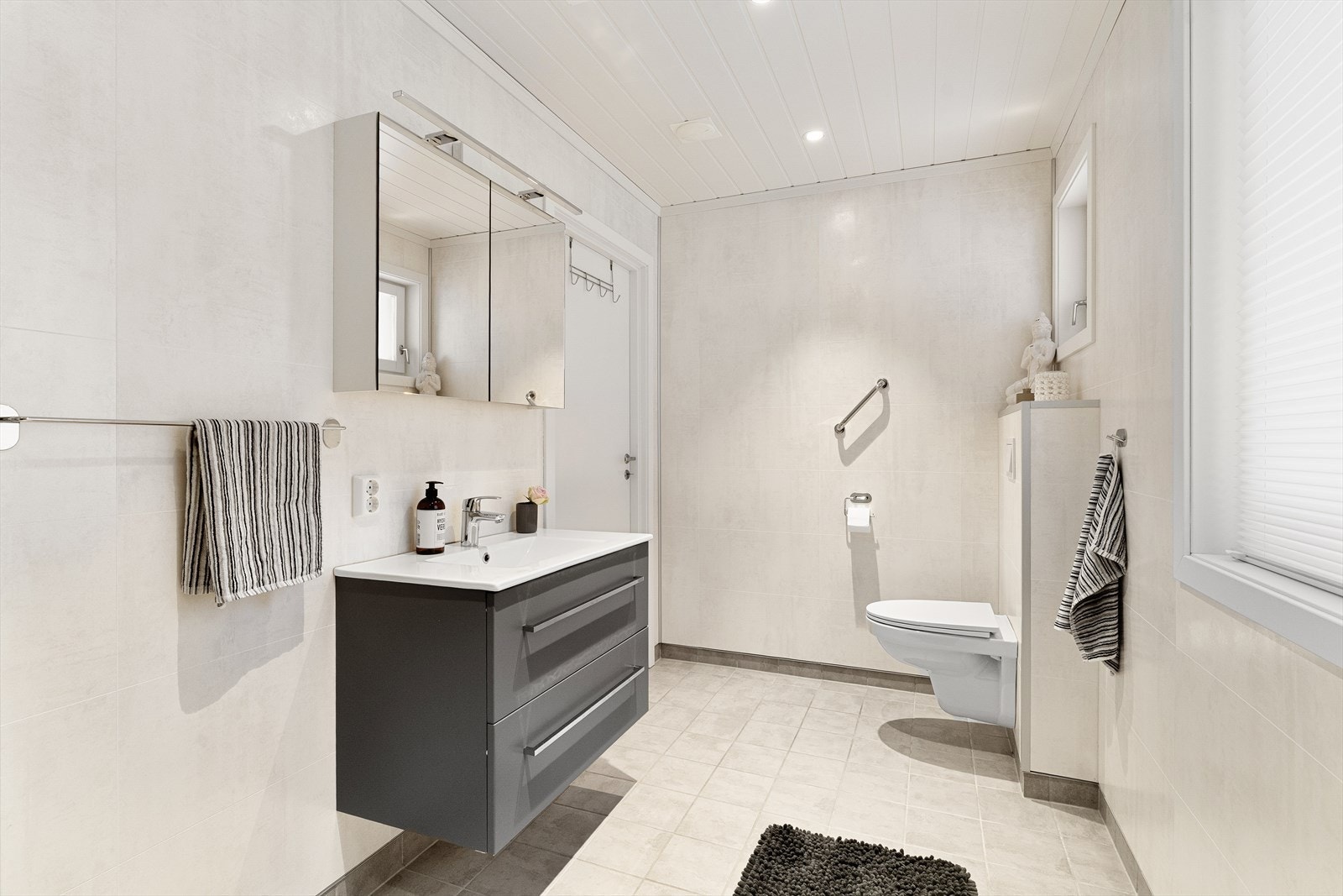 Lyst og delikat flislagt bad med varmekabler i gulv. Badet er pusset opp i 2019, av Bademiljø Kongsberg. Galleribilde