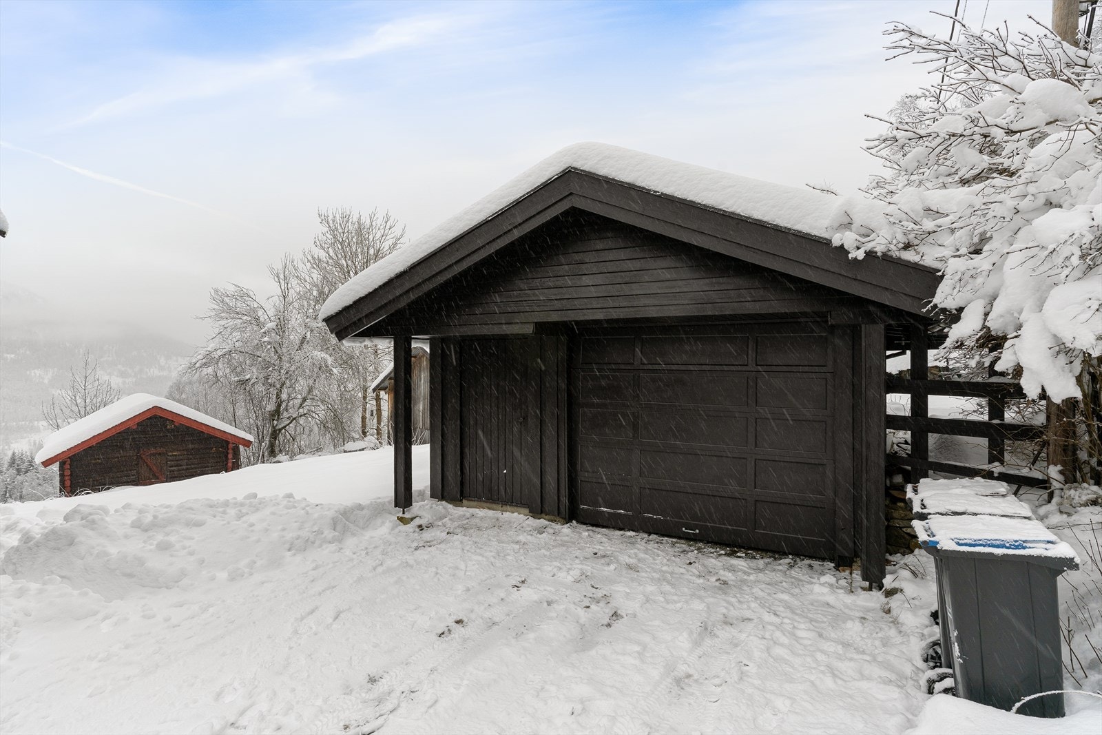 Parkering i gårdsplass og garasje. Galleribilde
