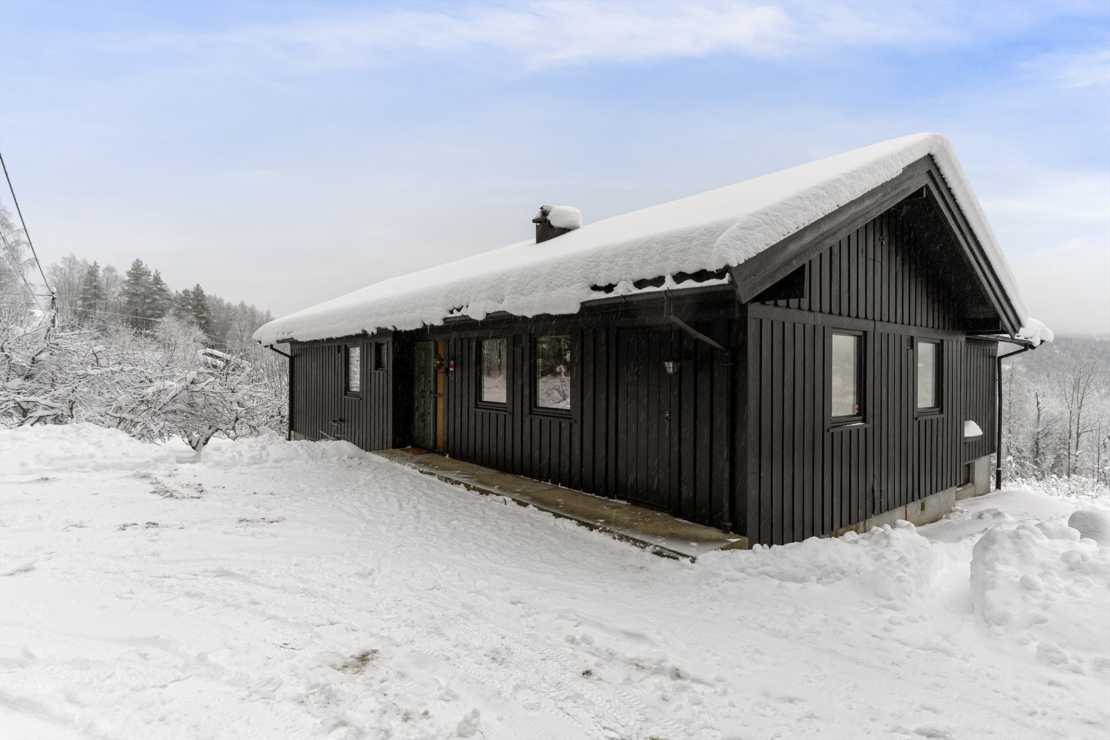 Her får man en stor tomt som gir både romslighet og privatliv, samtidig som utsikten over dalen setter en vakker ramme rundt eiendommen. Galleribilde