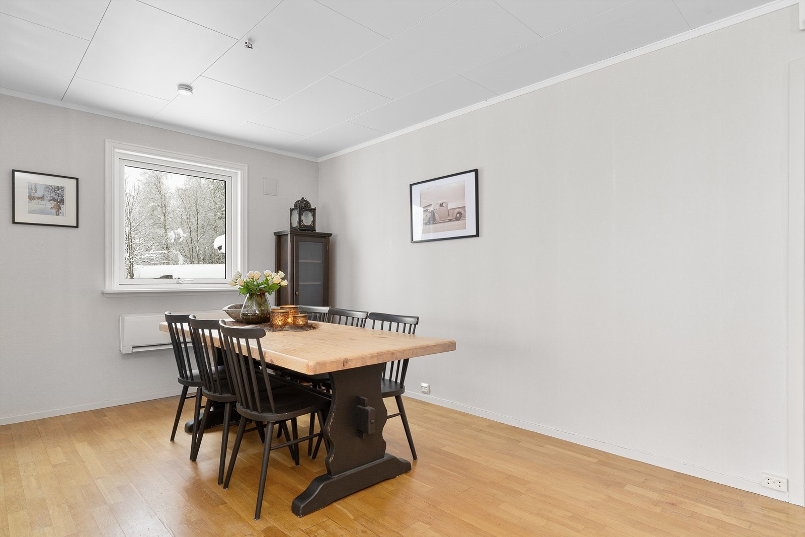 Det er montert varmepumpe i spisestuen. Galleribilde