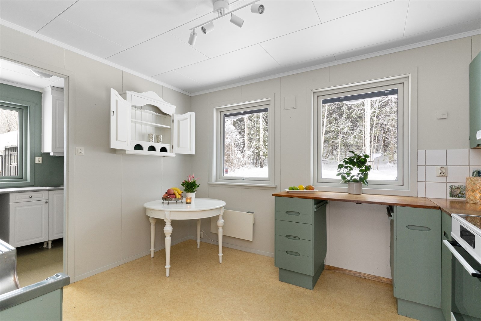 Det er rom for en liten sittegruppe på kjøkkenet. Innenfor kjøkkenet er vaskerommet. Galleribilde