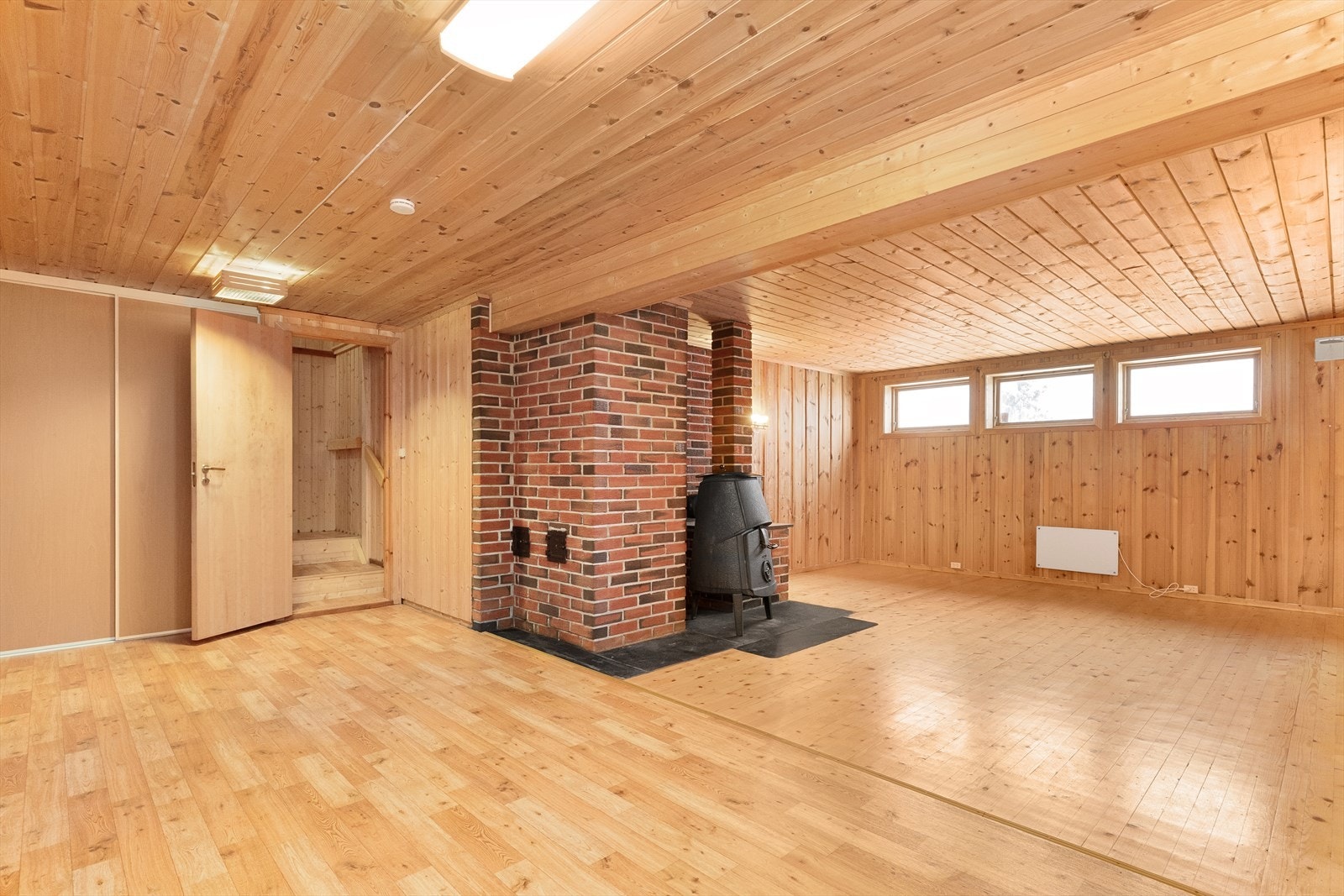 Det gjøres oppmerksom på at deler av kjelleretasjen er innredet, men denne delen er ikke godkjent som rom for varig opphold. Galleribilde