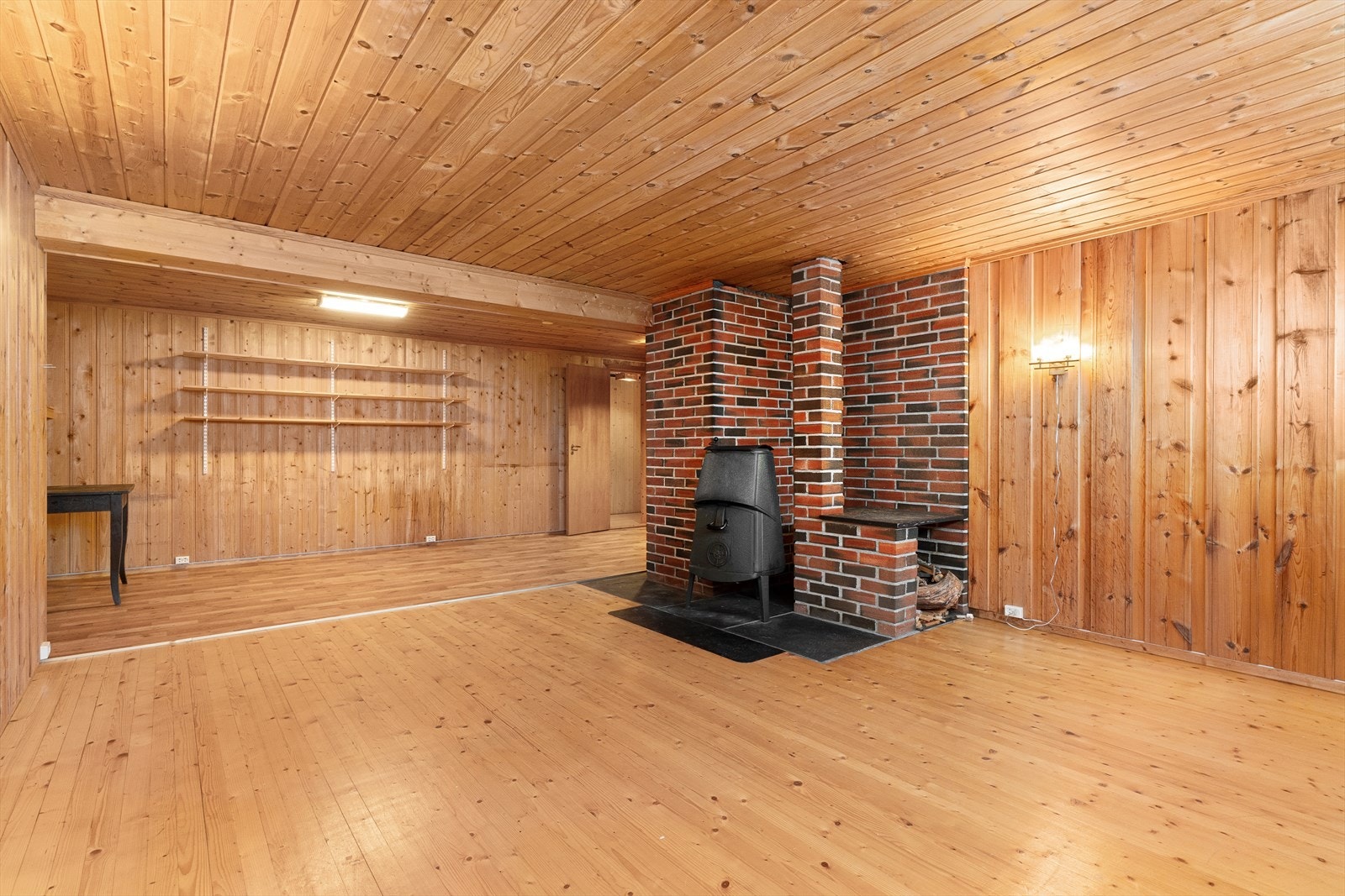 Kjeller er innredet med kjellerstue og et innredet rom med seng. Galleribilde