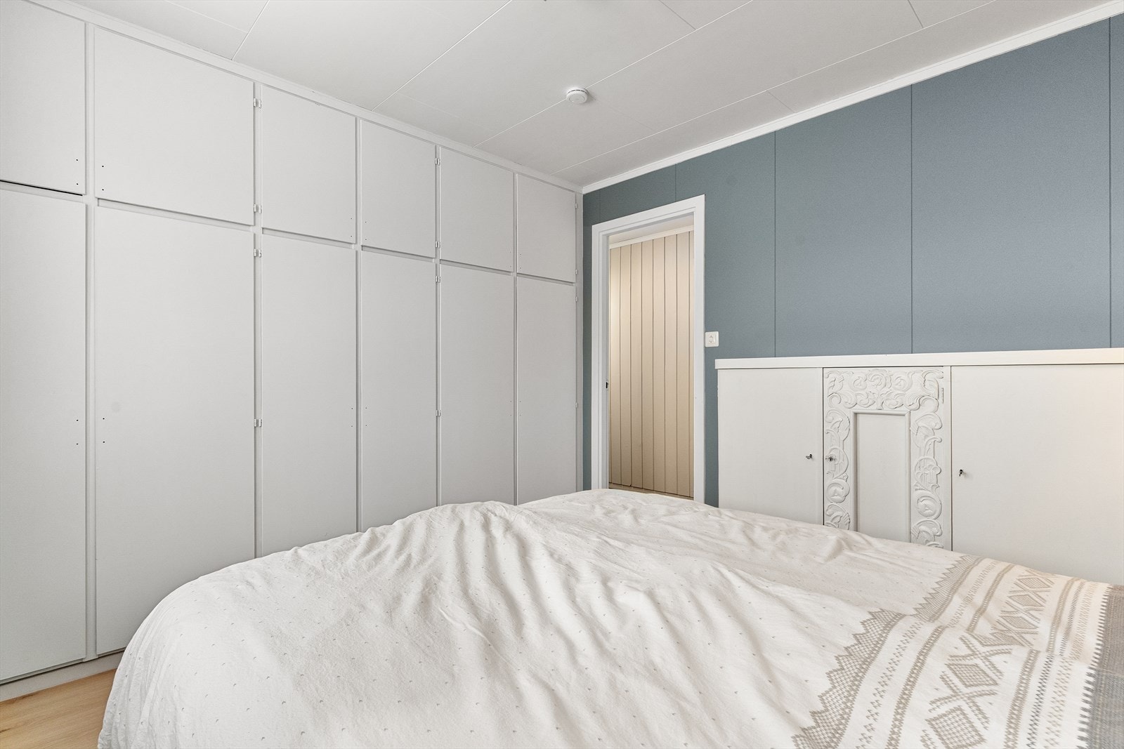 Soverommet har god plass til dobbeltseng med tilhørende nattbord og innebygde garderobeskap. Galleribilde