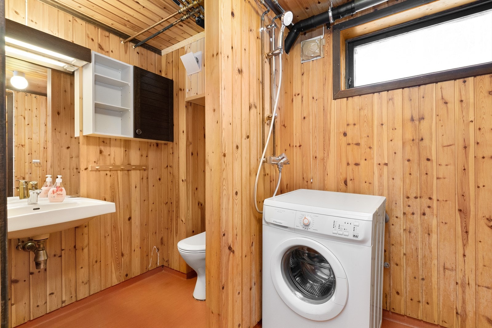 Boligen har et enkelt bad i kjeller med servant, toalett og opplegg for vaskemaskin. Galleribilde