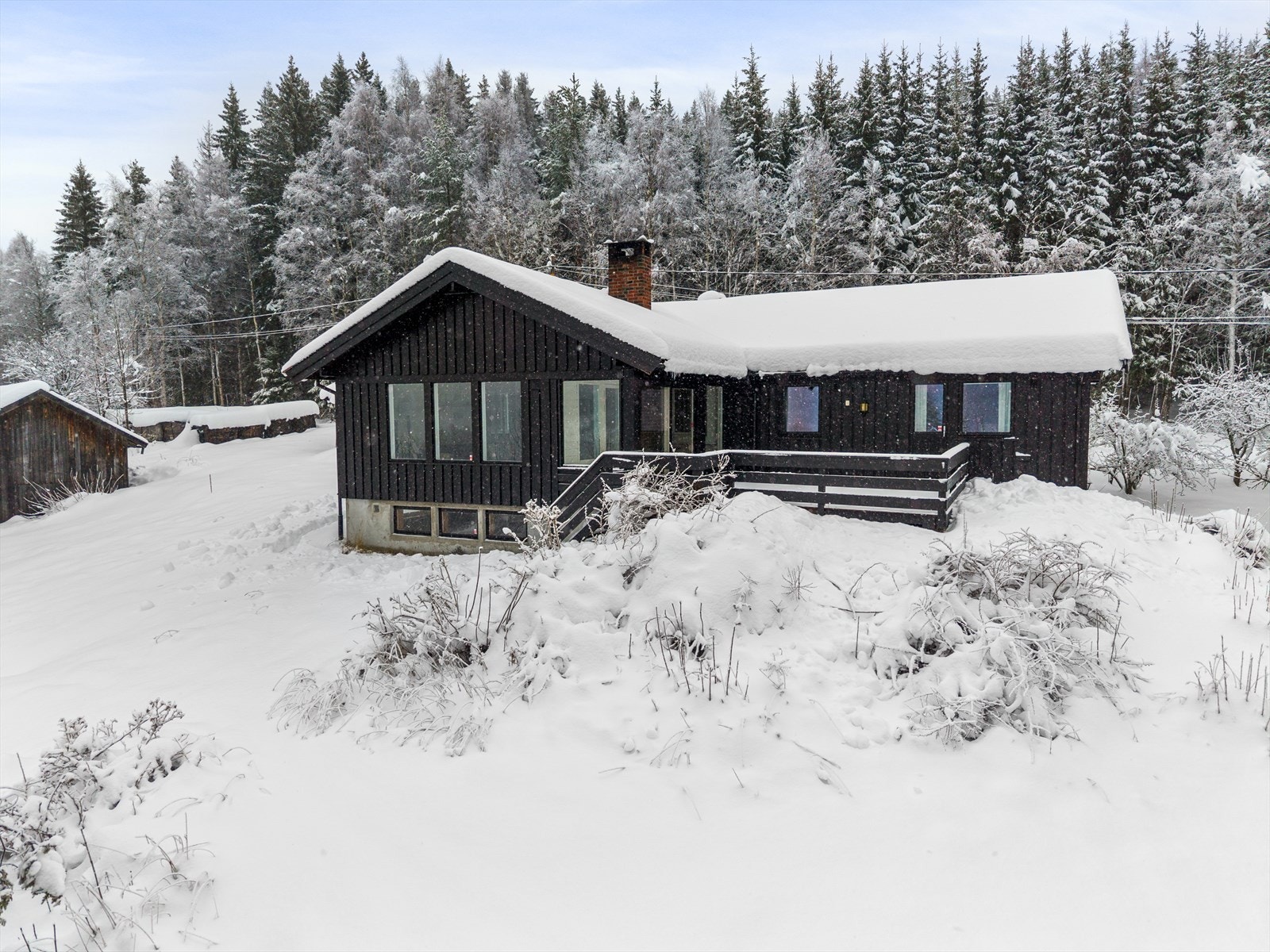Eiendomsmegler Lars Bredeveien presenterer en fint beliggende enebolig i landlige omgivelser. Velkommen til Kvearvegen 42! Fotograf: Arild Brun Kjeldaas. Galleribilde
