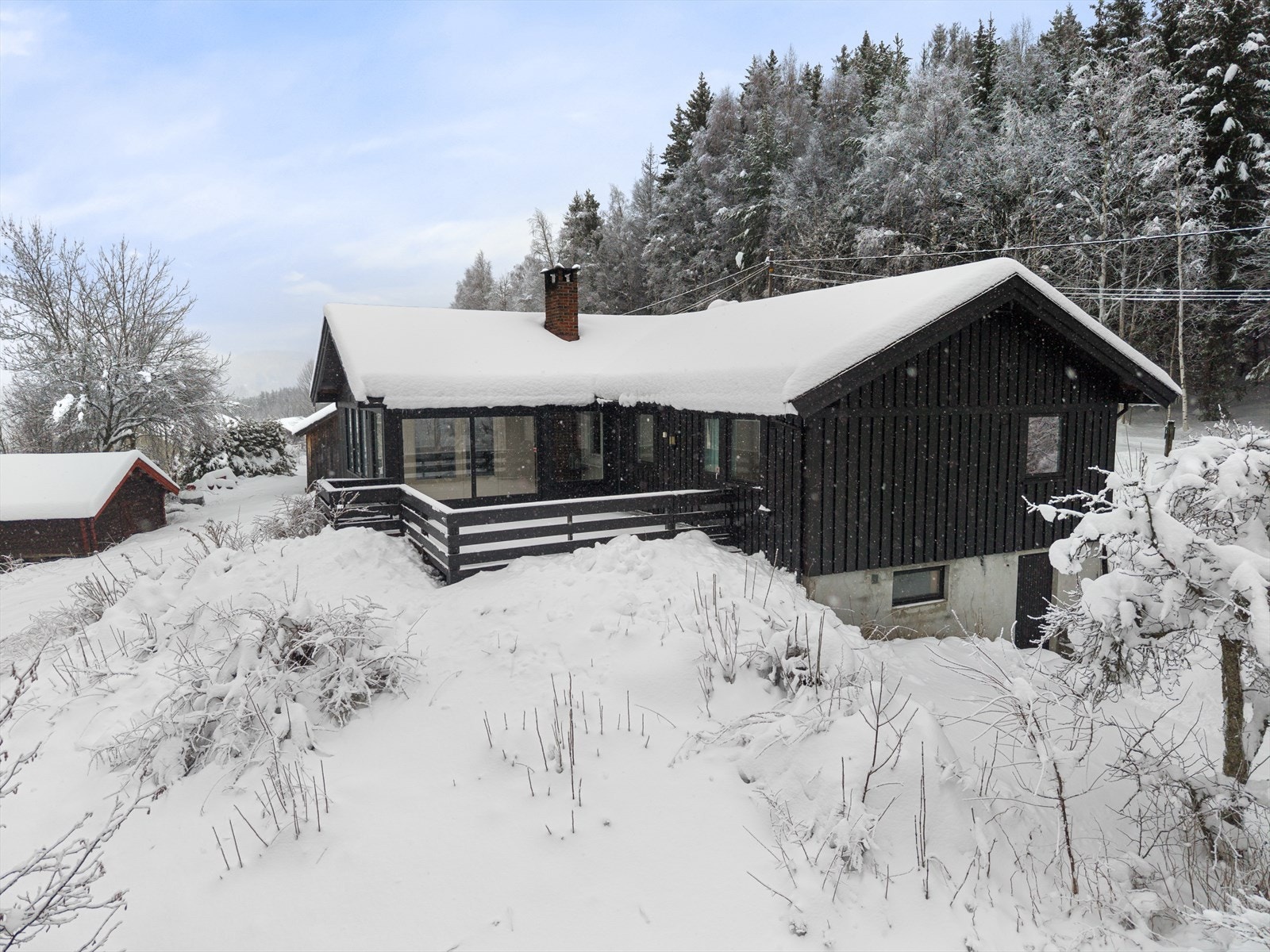 Sjarmerende familiebolig med landlig og naturskjønn beliggenhet - 3 sov - Stor tomt på ca. 1.9 kvm - Garasje! Galleribilde