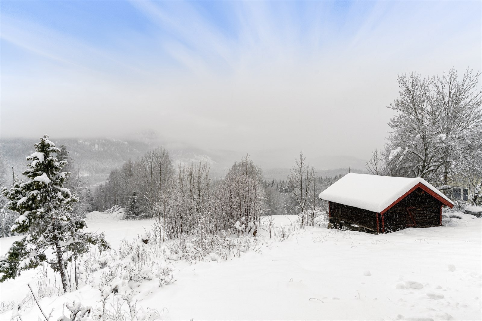 Eiendommen ligger i Kvearvegen 42 i Sør-Svene, i et landlig og rolig område med god avstand mellom bebyggelsen. Galleribilde