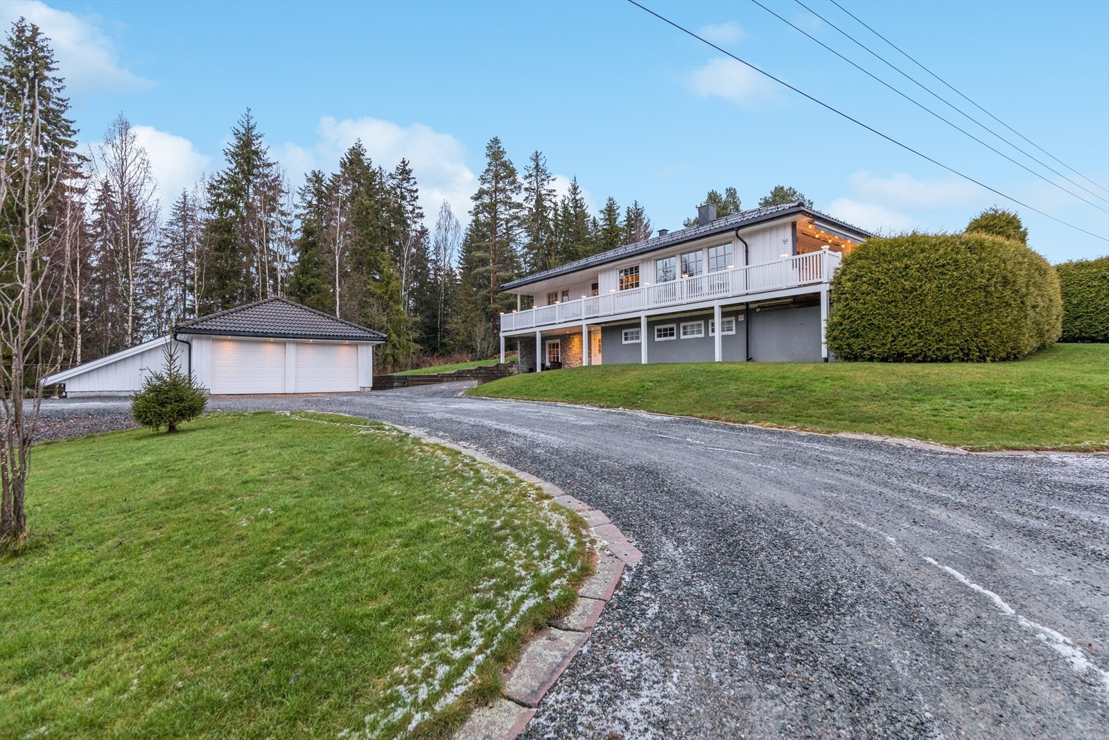 En innholdsrik enebolig med en fredelig og tilbaketrukket beliggenhet i et landlig område. Galleribilde