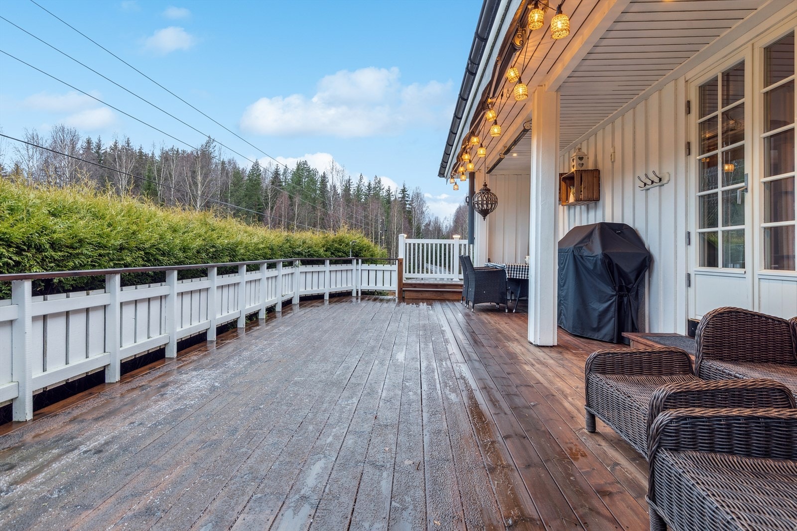 Eiendommen har en stor veranda på totalt 64 m², bygget rundt 2020. Galleribilde