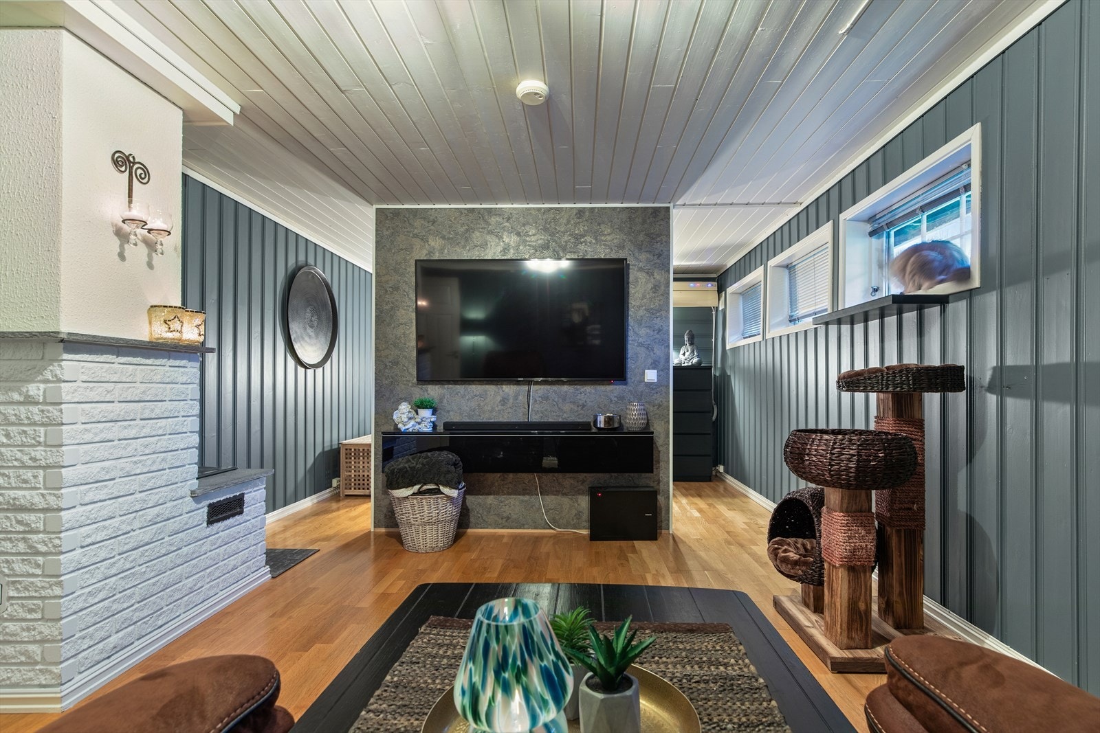 I sokkeletasjen er det en ekstra stue, og etasjen har gulvvarme for jevn komfort. Galleribilde