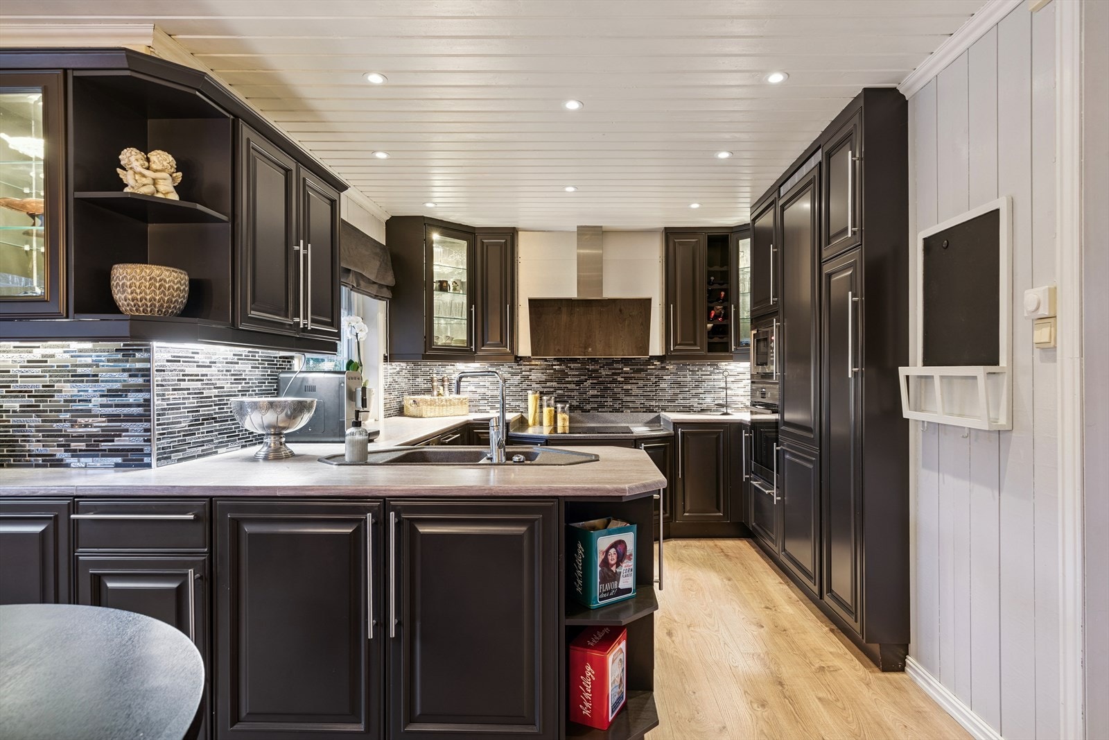 Innredningen har godt med skap- og benkeplass, samt integrerte hvitevarer. Galleribilde