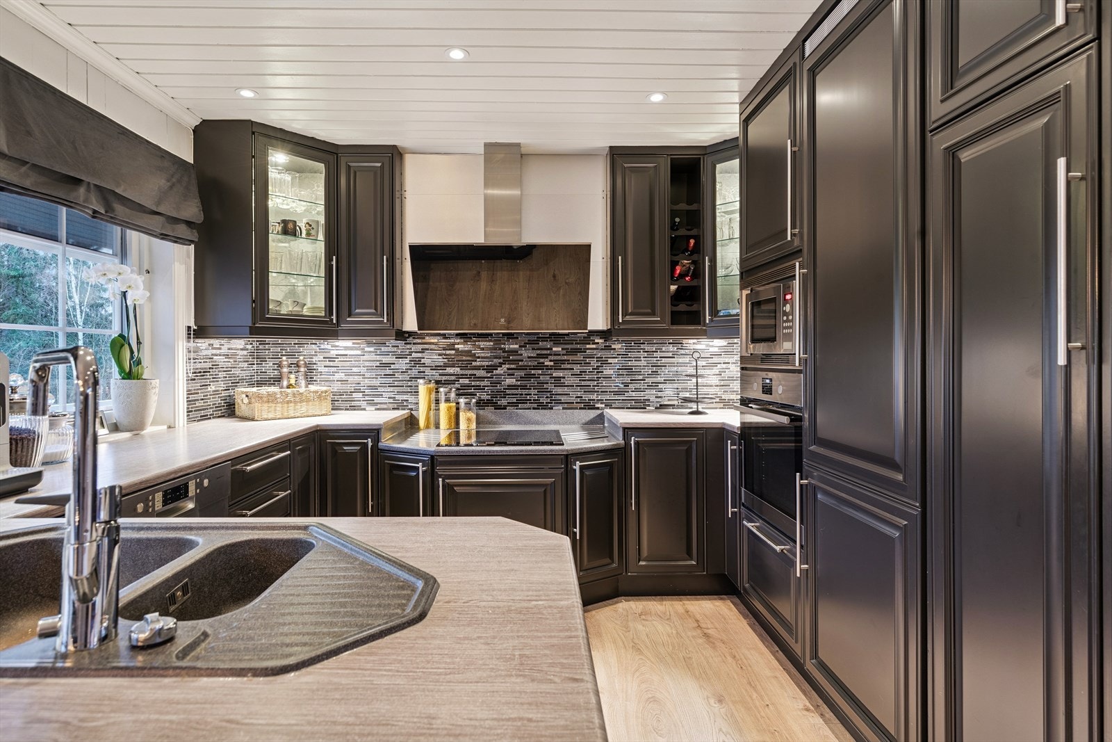 Benkeplaten er i foliert utførelse med en praktisk vask i kompositt. Galleribilde