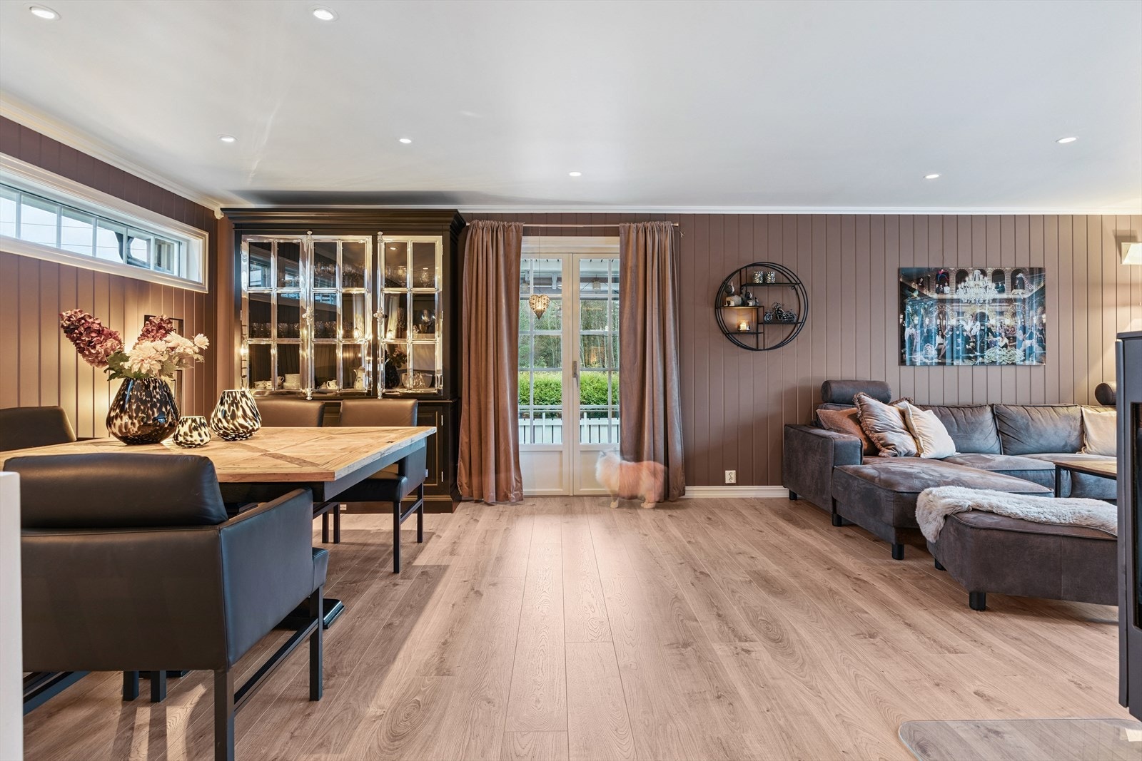 Fra stuen er det utgang via en to-fløyet verandadør til det store uteområdet. Galleribilde