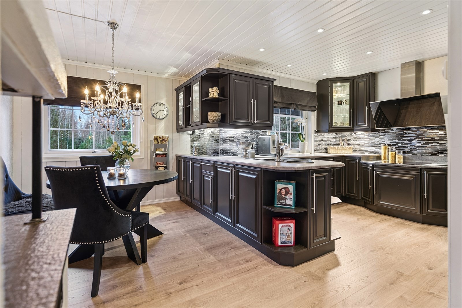 Kjøkkenet har en moderne innredning med profilerte fronter som ble fabrikklakkert i 2014. Galleribilde