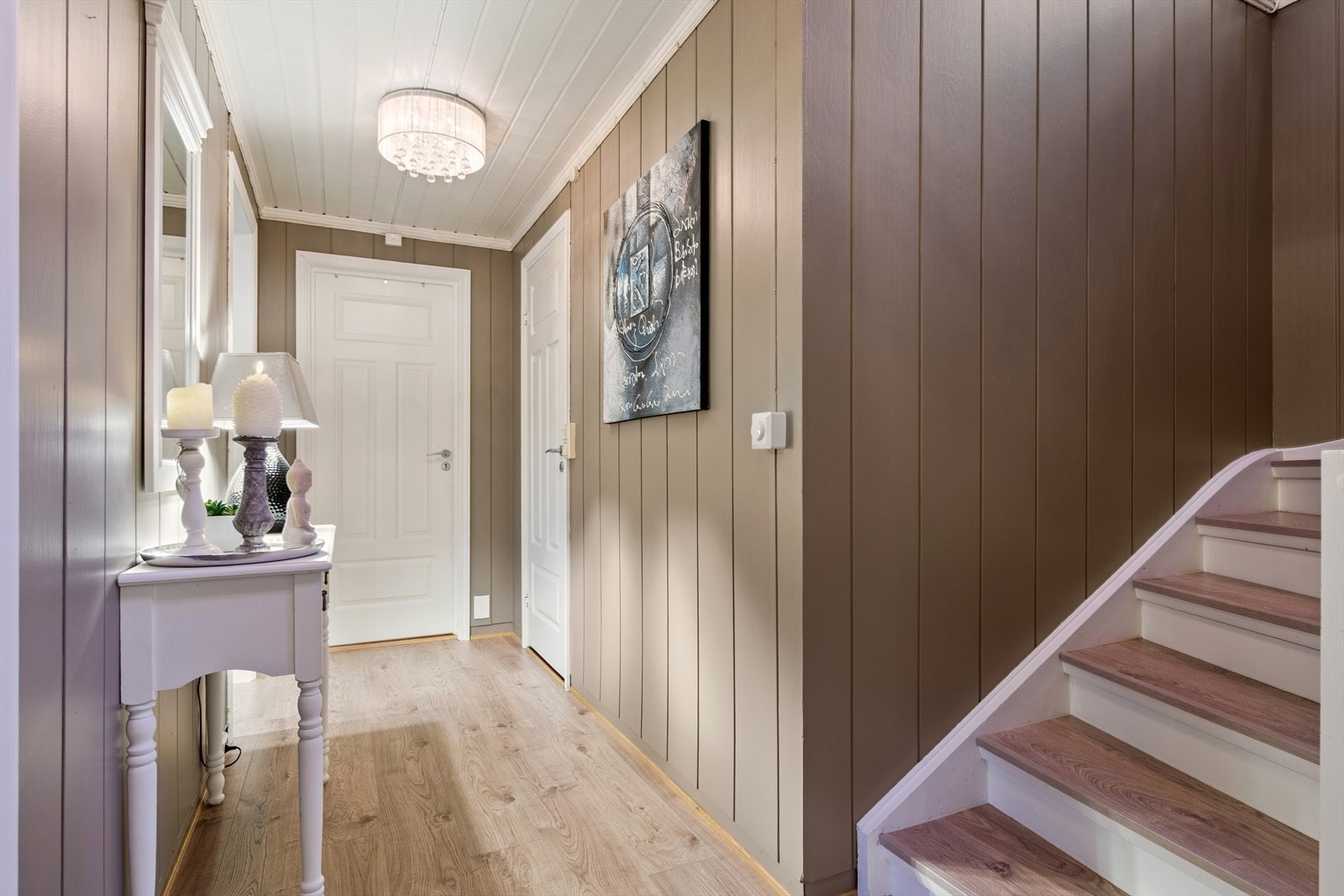 Tretrappen, som ble pusset opp i 2024, leder opp til boligens hovedetasje. Galleribilde