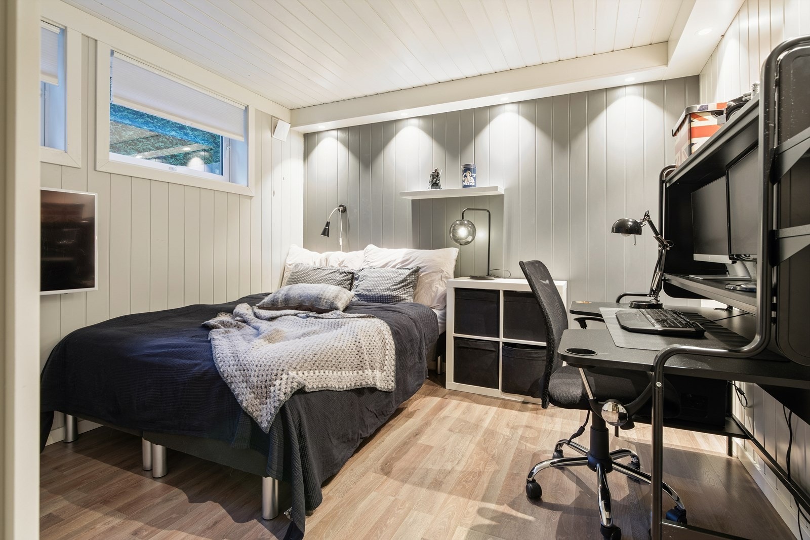 Boligen har totalt tre soverom. Dette er ett av to romslige soverom i sokkeletasjen. Galleribilde