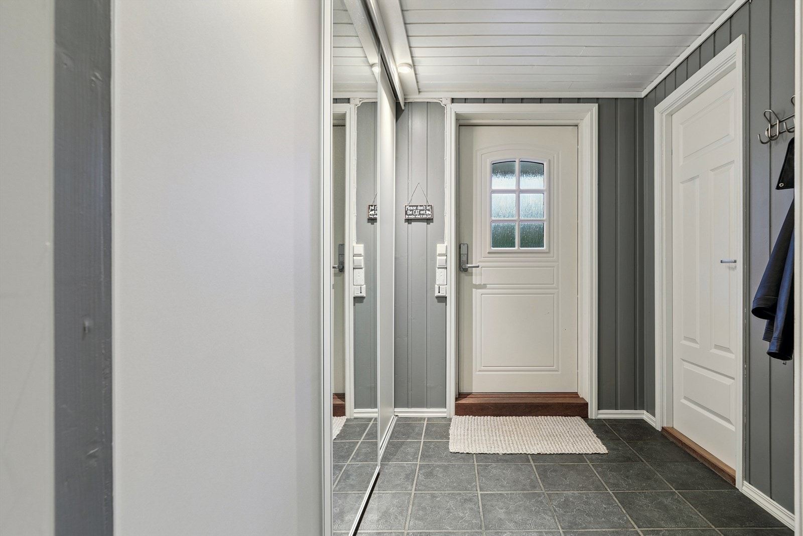 Velkommen inn i en entré med flislagt gulv og behagelig gulvvarme. Galleribilde