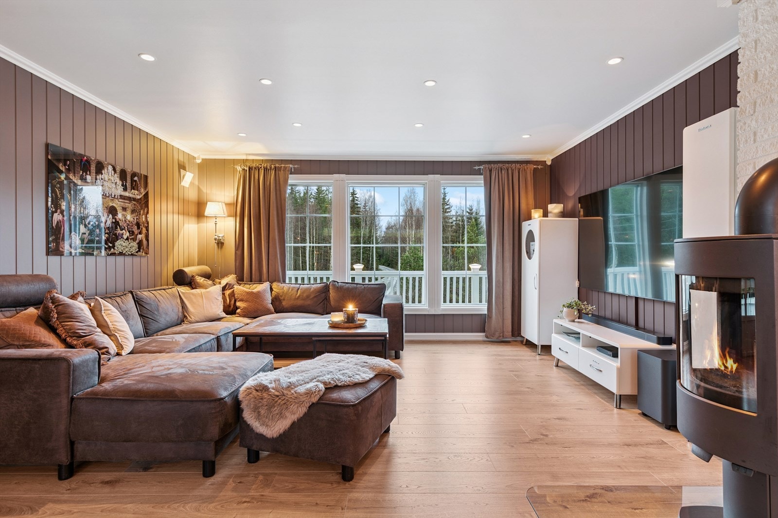 Den romslige stuen i første etasje har en effektiv vedovn fra 2018. Galleribilde