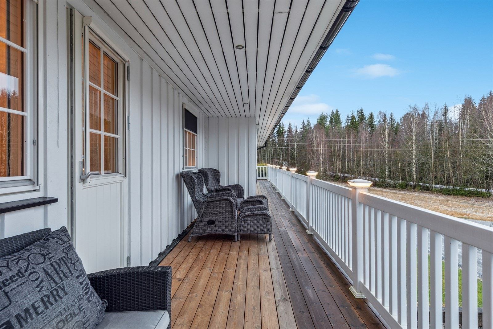 Fint utsyn fra verandaen ut mot de nærliggende områdene. Galleribilde