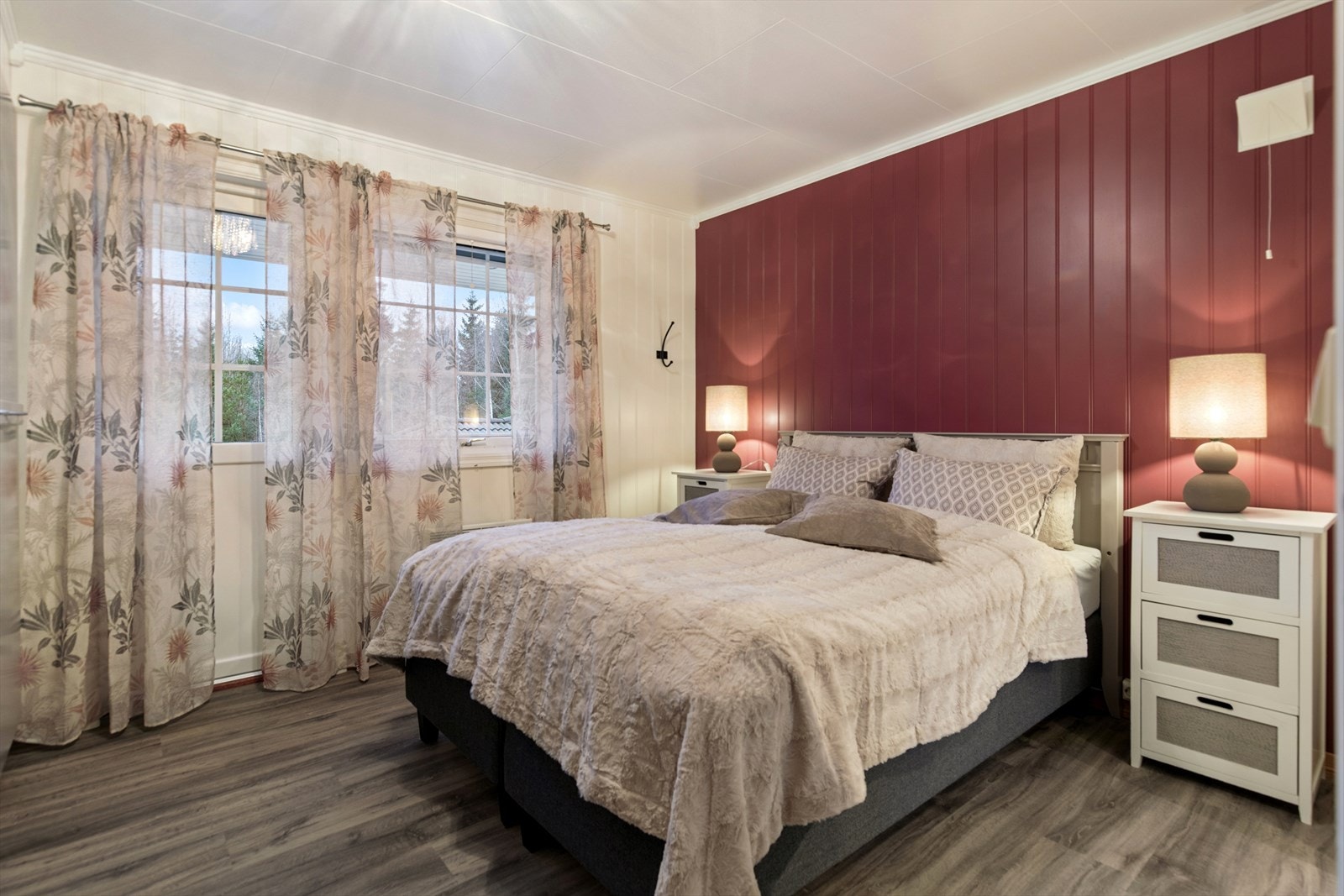 Hovedsoverommet har en ny verandadør fra 2024 med direkte utgang til uteplassen. Galleribilde