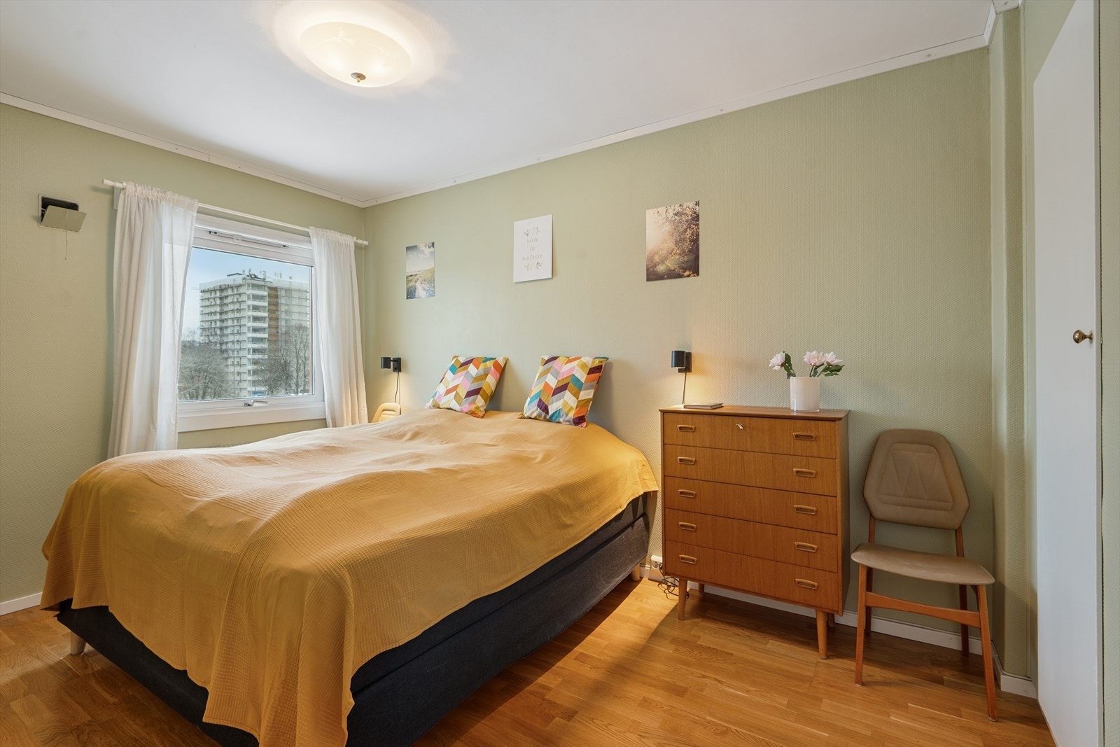 Videre byr leiligheten på to romslige soverom. Galleribilde