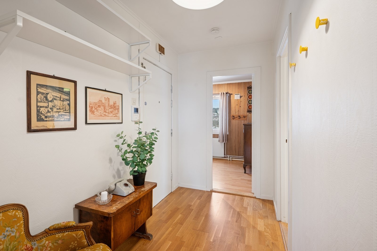 Det er adkomst til leiligheten som ligger i 4. etasje via felles trappegang. Galleribilde