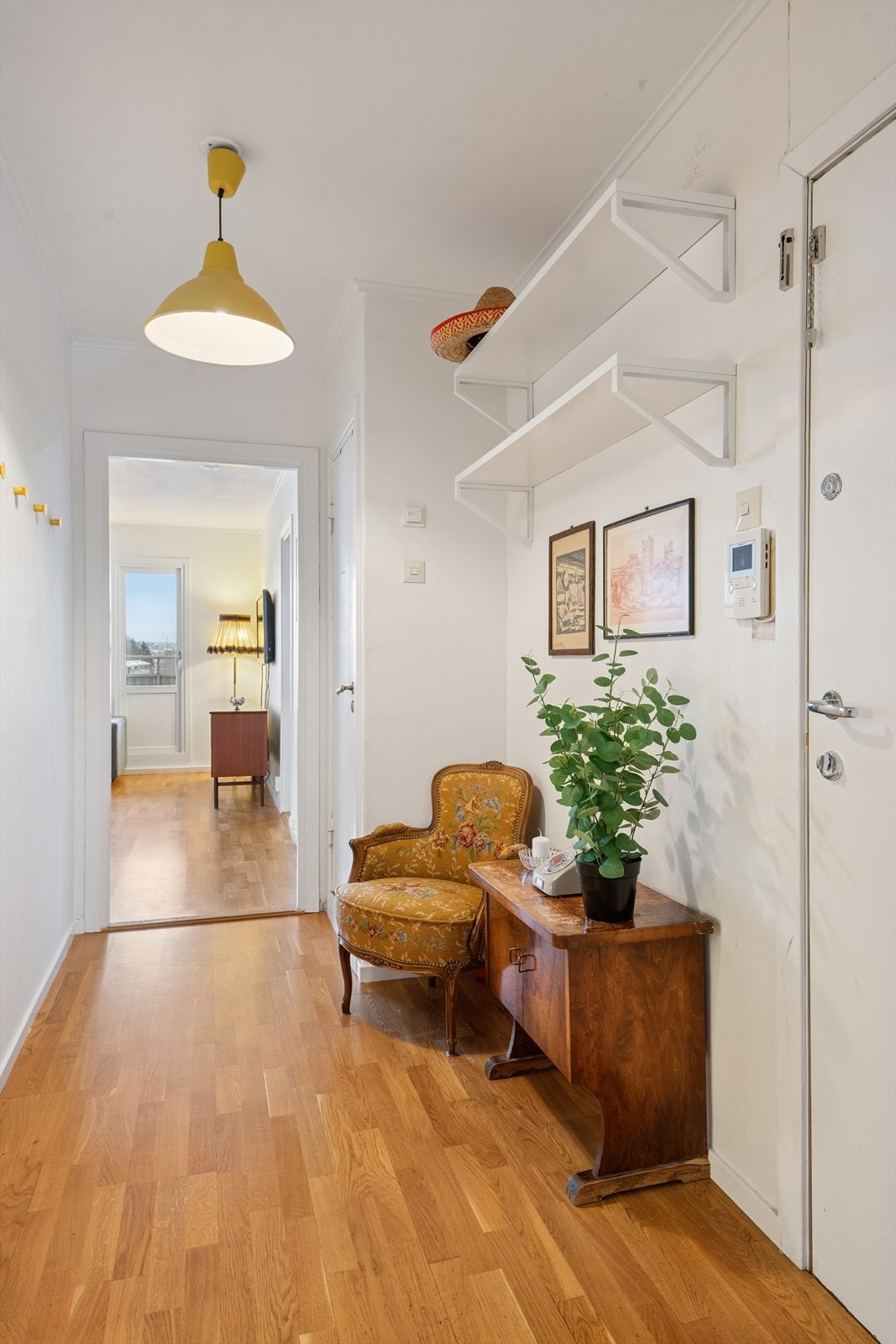 Her ønskes du velkommen inn i en lys entré med god plass til å henge fra seg ytterklær. Galleribilde