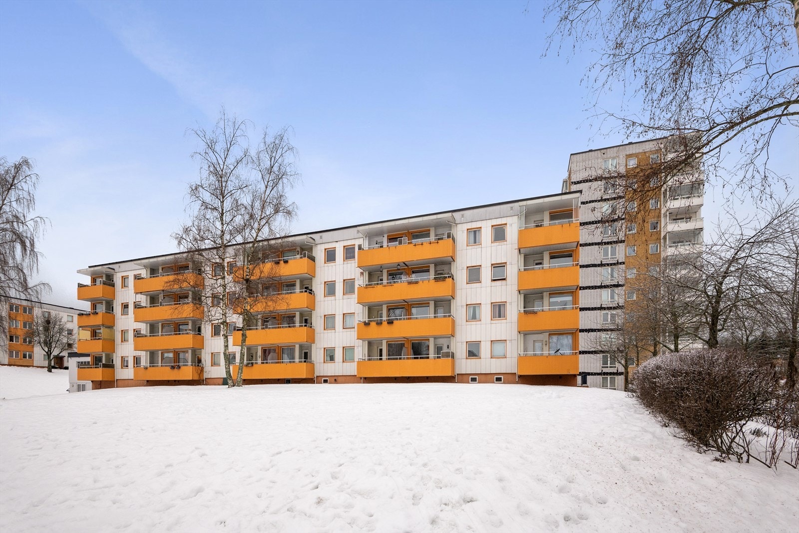 Sentral beliggenhet på Kalbakken med kort vei til buss, T-bane og servicetilbud. Det er gåavstand til barnehager, skoler, fritidsaktiviteter, samt fine rekreasjonsmuligheter i Lillomarka Galleribilde