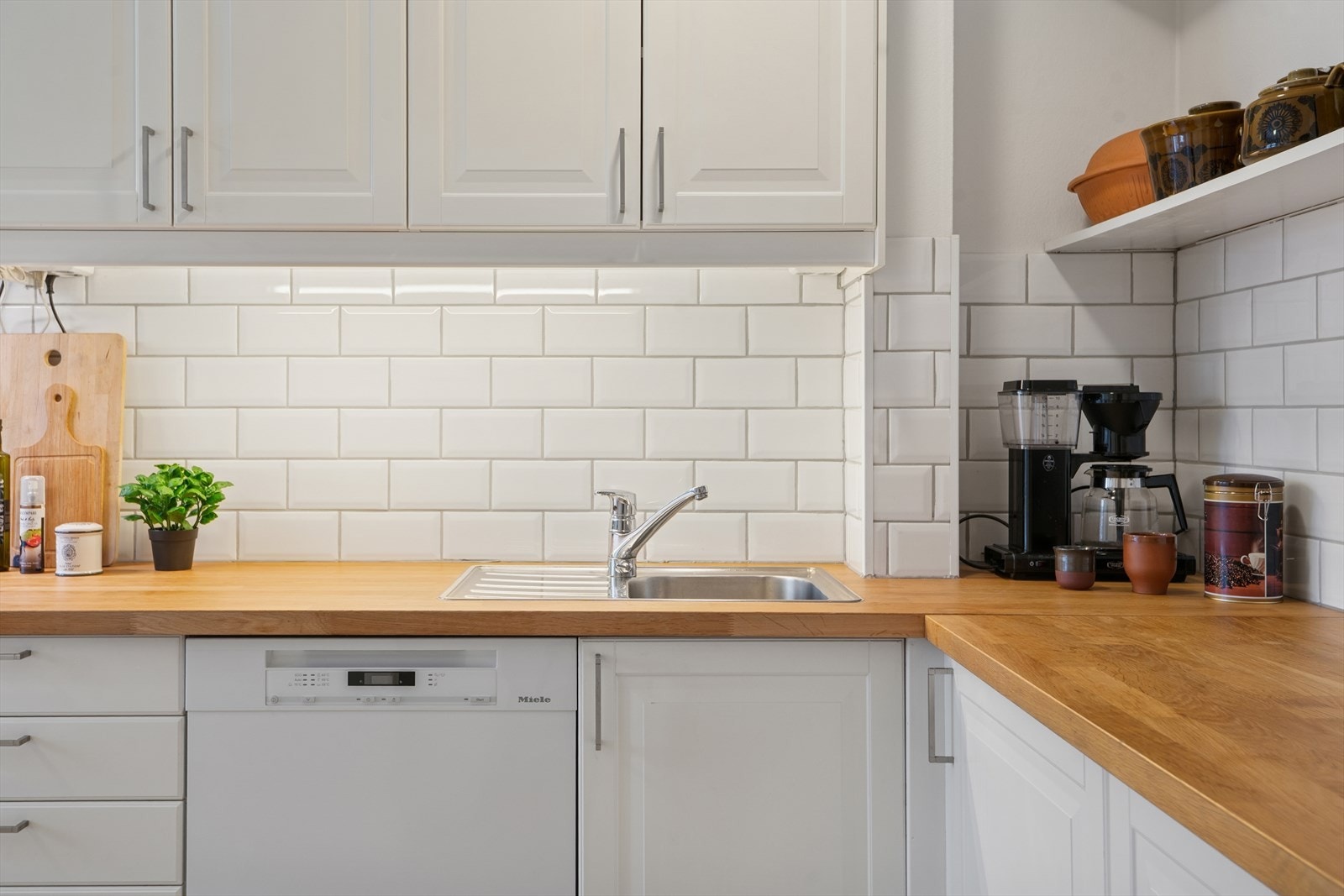 Vegger over benkeplatene er flislagt, praktisk ved matlaging. Galleribilde