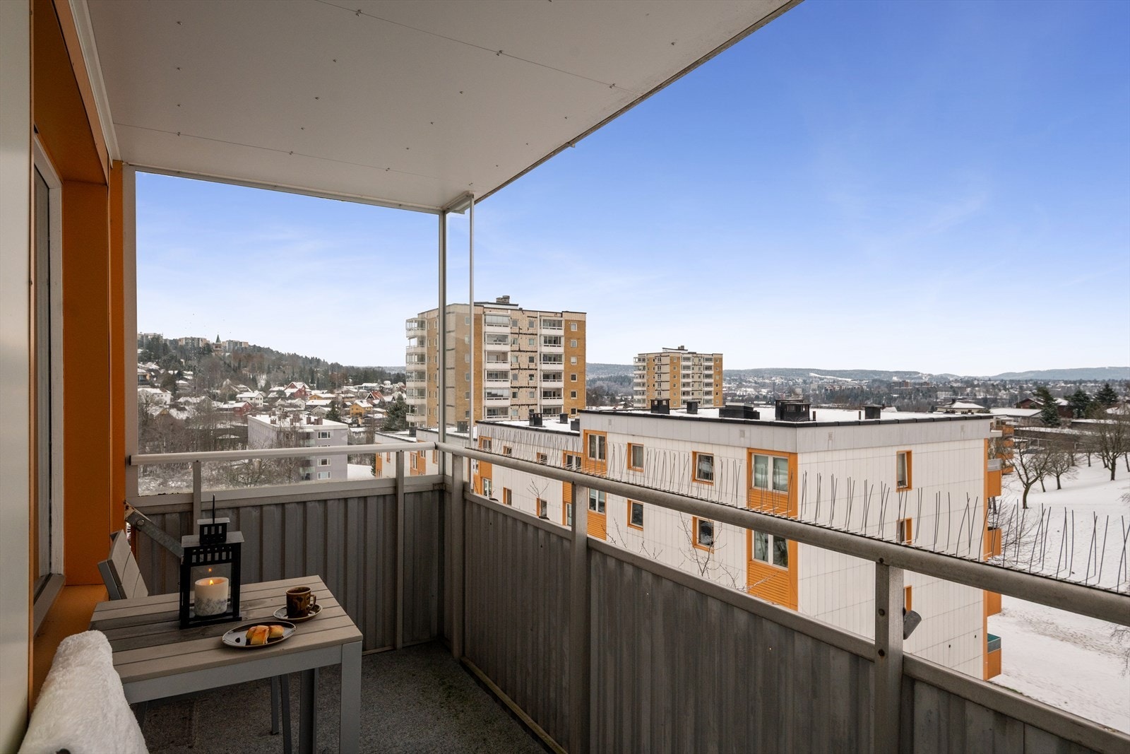 Leiligheten har utgang til en balkong fungerer som en forlengelse av stuen på varme sommerdager. Galleribilde